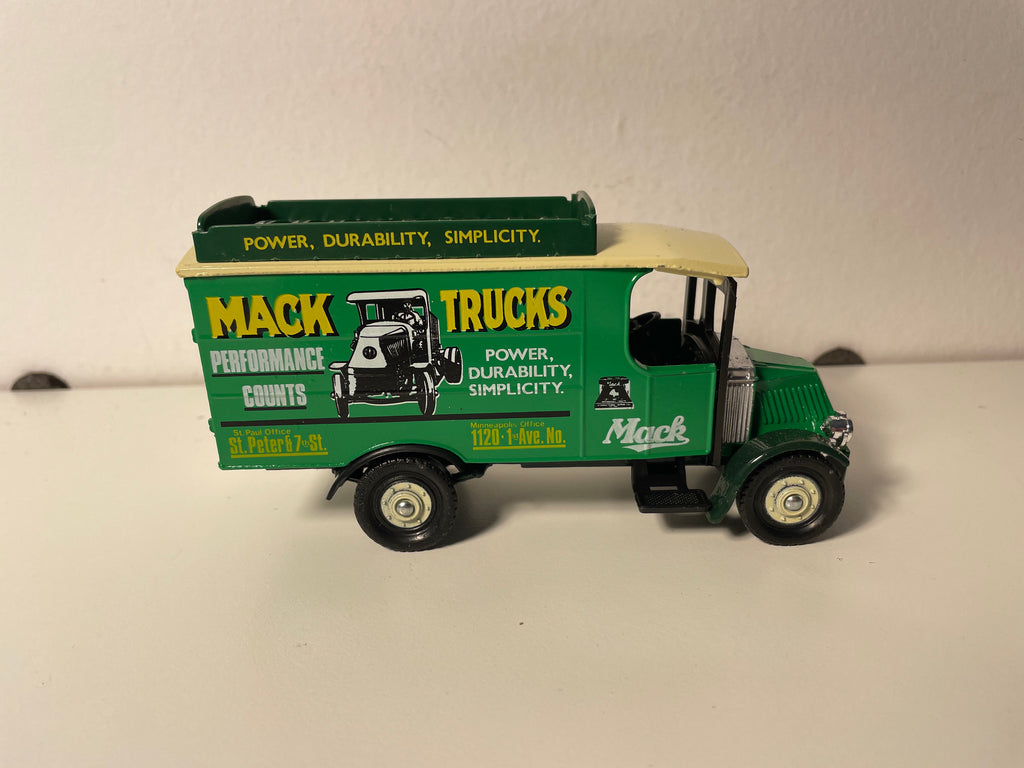 Zielony camion Mack Truck - CORGI referencja C906/1