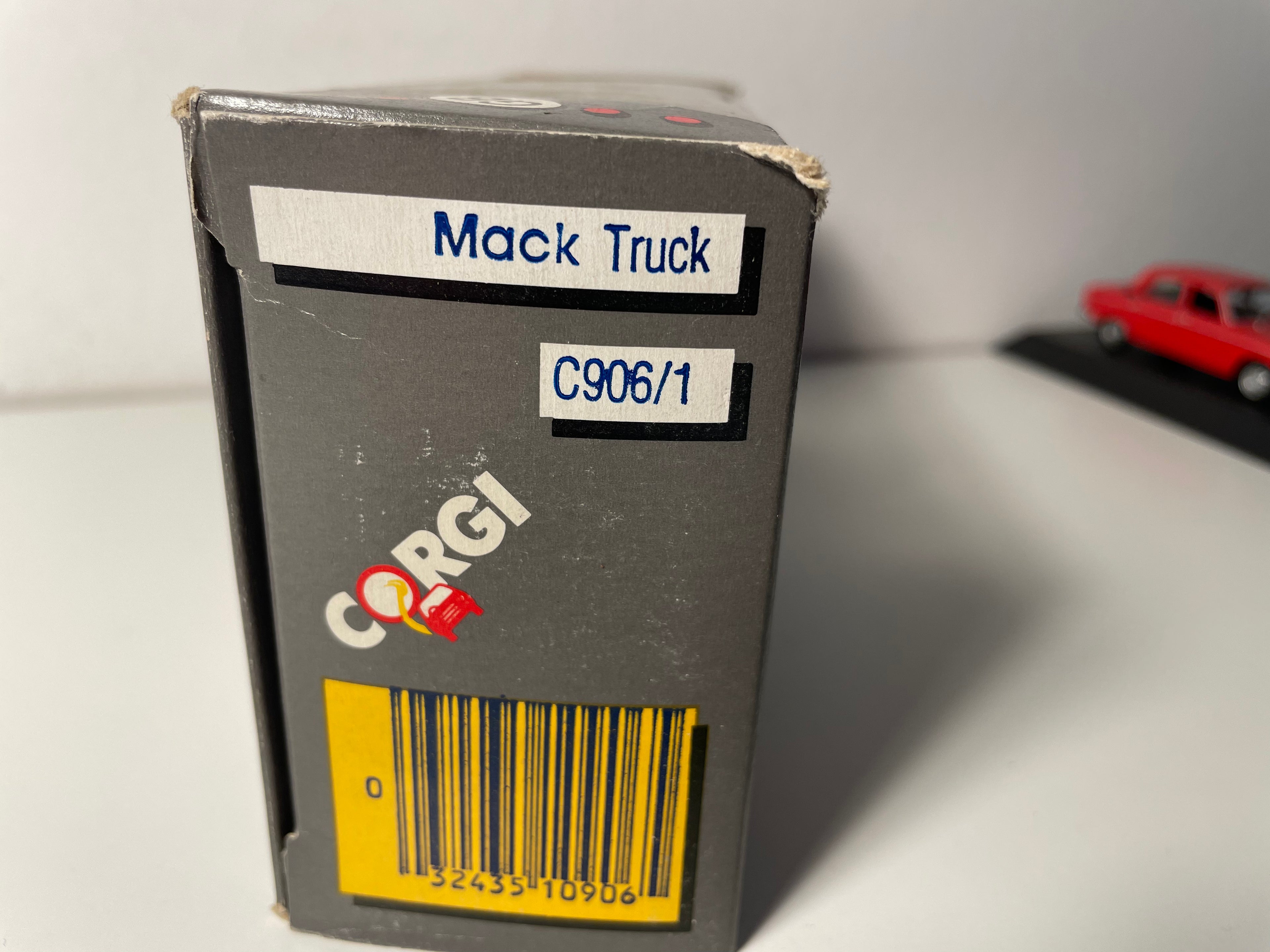 Zielony camion Mack Truck - CORGI referencja C906/1