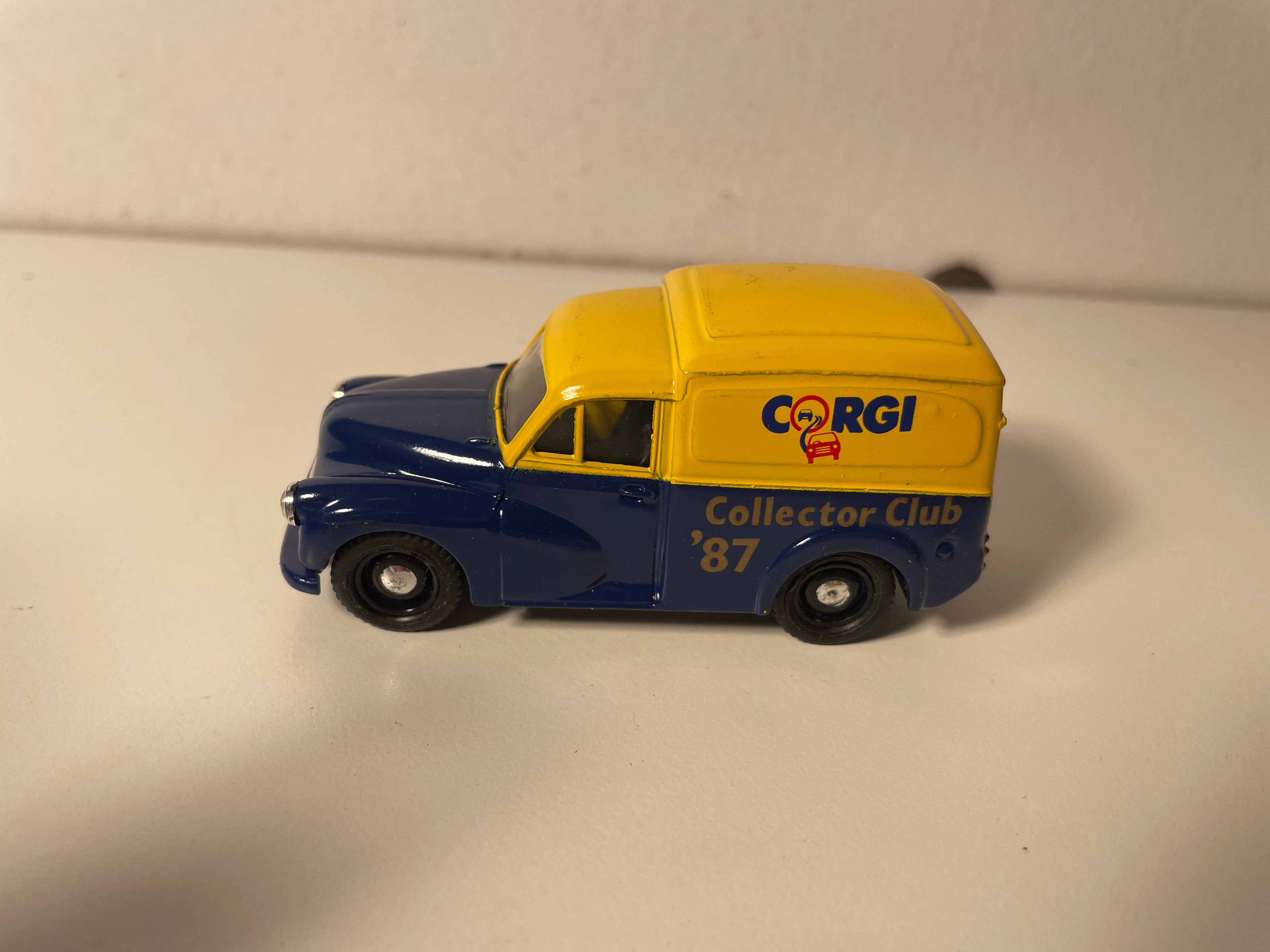 Morris Minor Van amarillo y azul con la inscripción CORGI en la furgoneta - CORGI Classics referencia C957/3