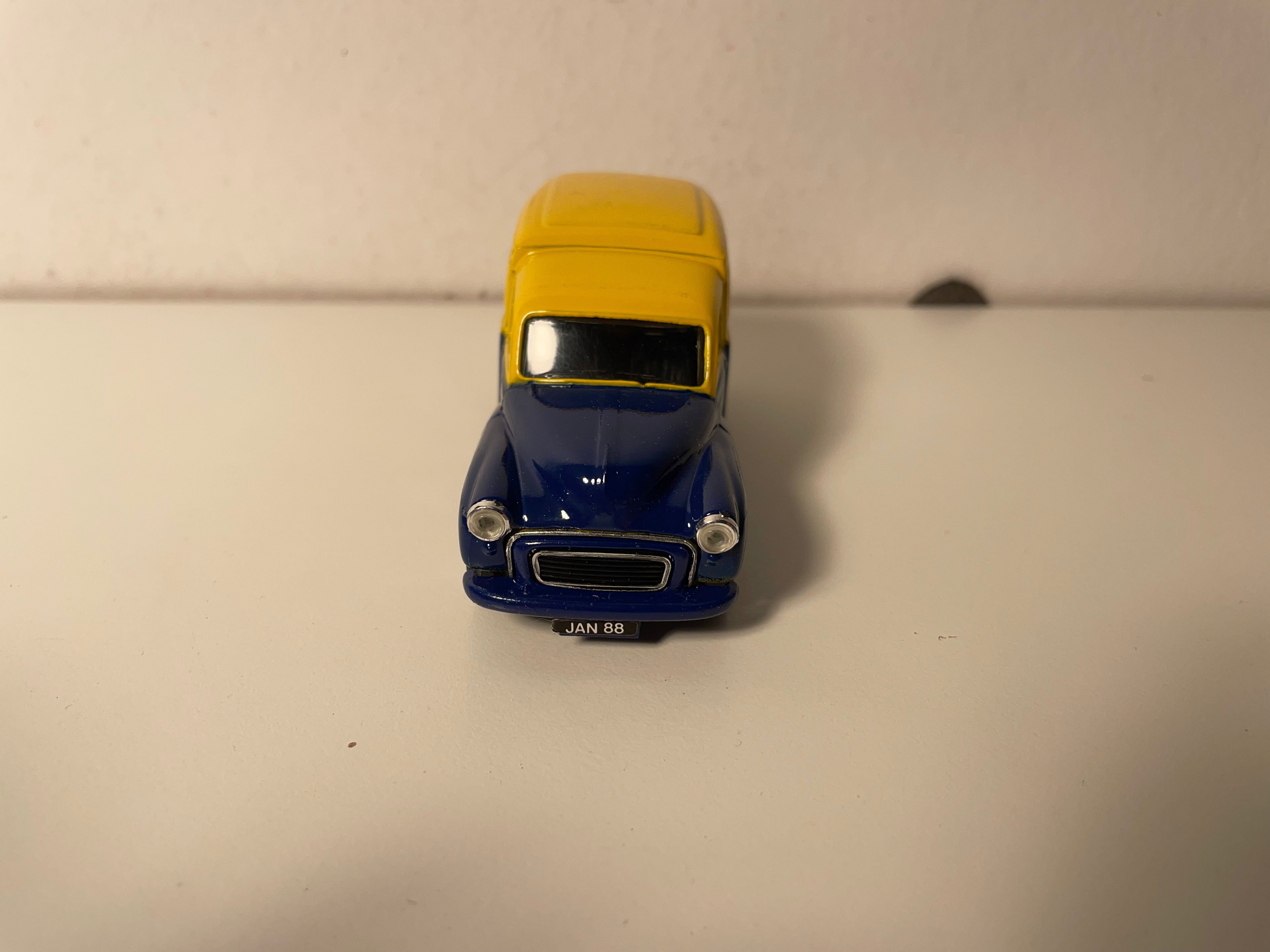 Morris Minor Van amarillo y azul con la inscripción CORGI en la furgoneta - CORGI Classics referencia C957/3