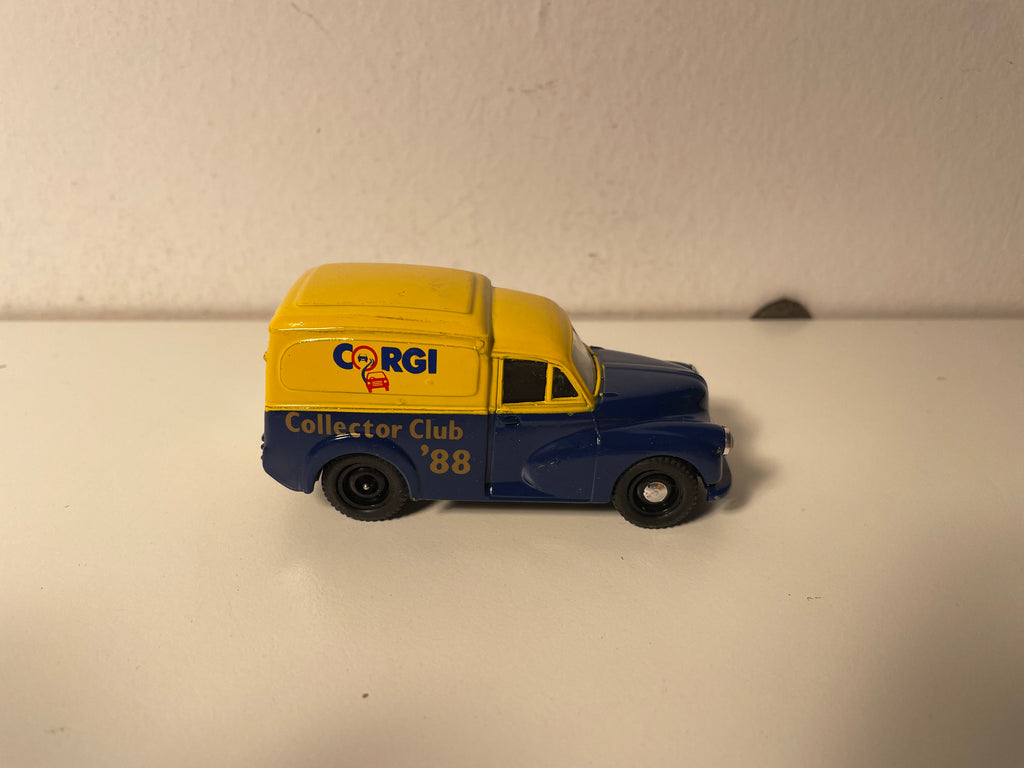Morris Minor Van amarillo y azul con la inscripción CORGI en la furgoneta - CORGI Classics referencia C957/3