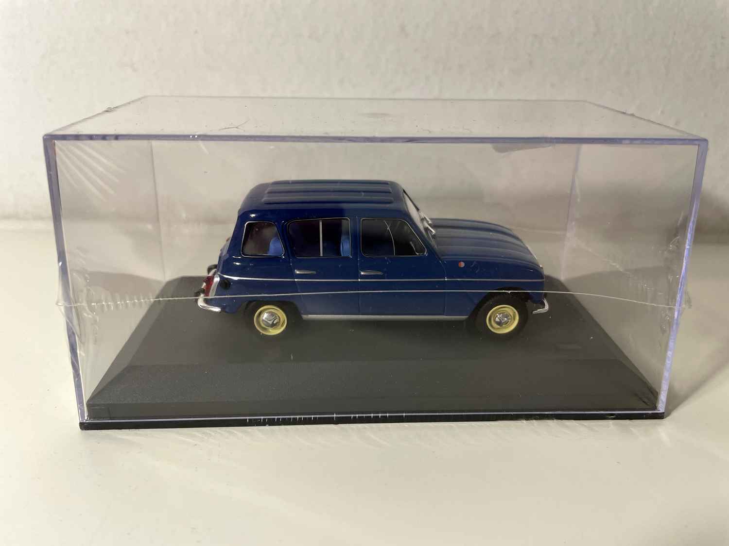 Renault 4L azul oscuro (con caja de cartón)