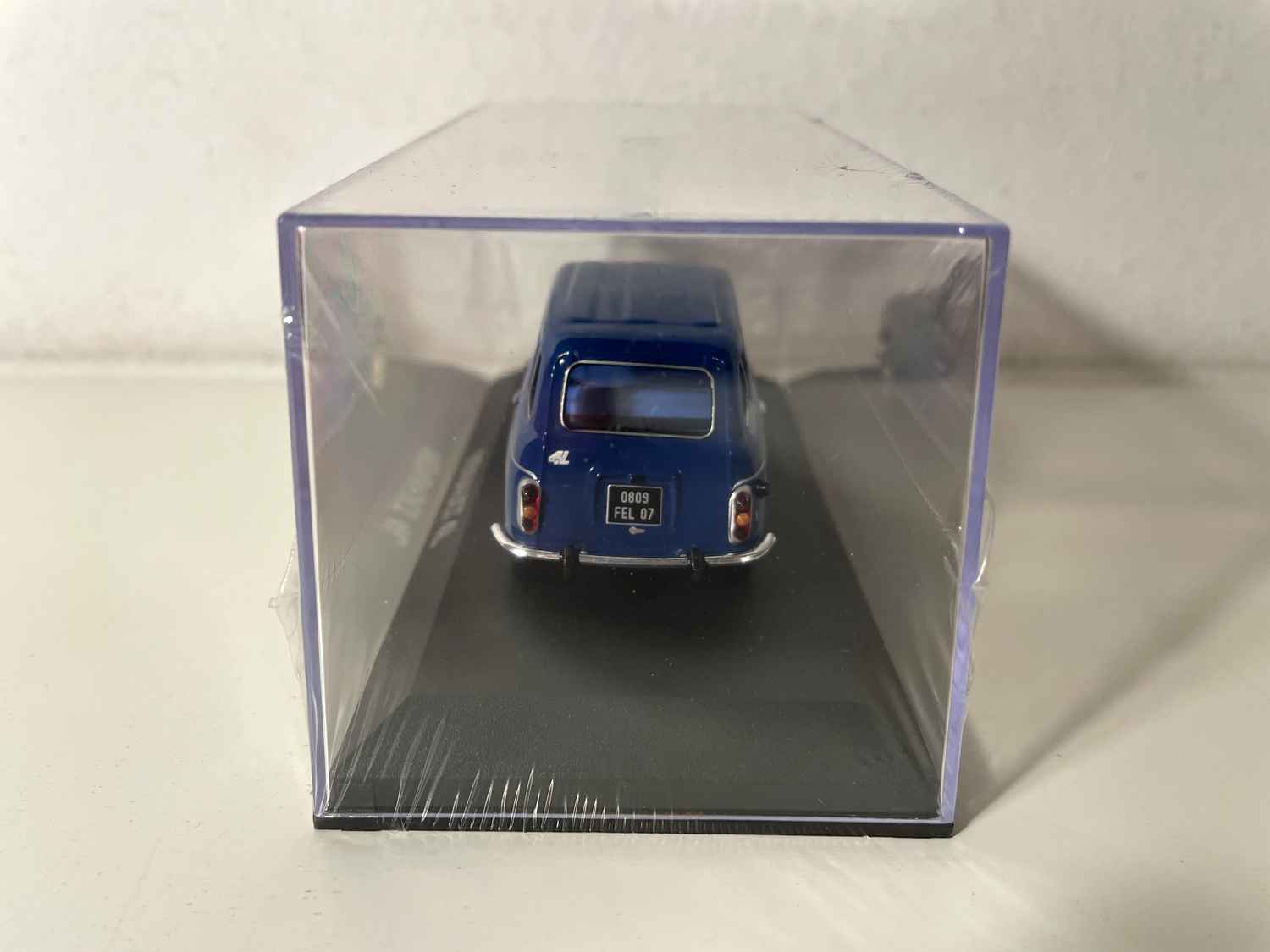 Renault 4L azul oscuro (con caja de cartón)