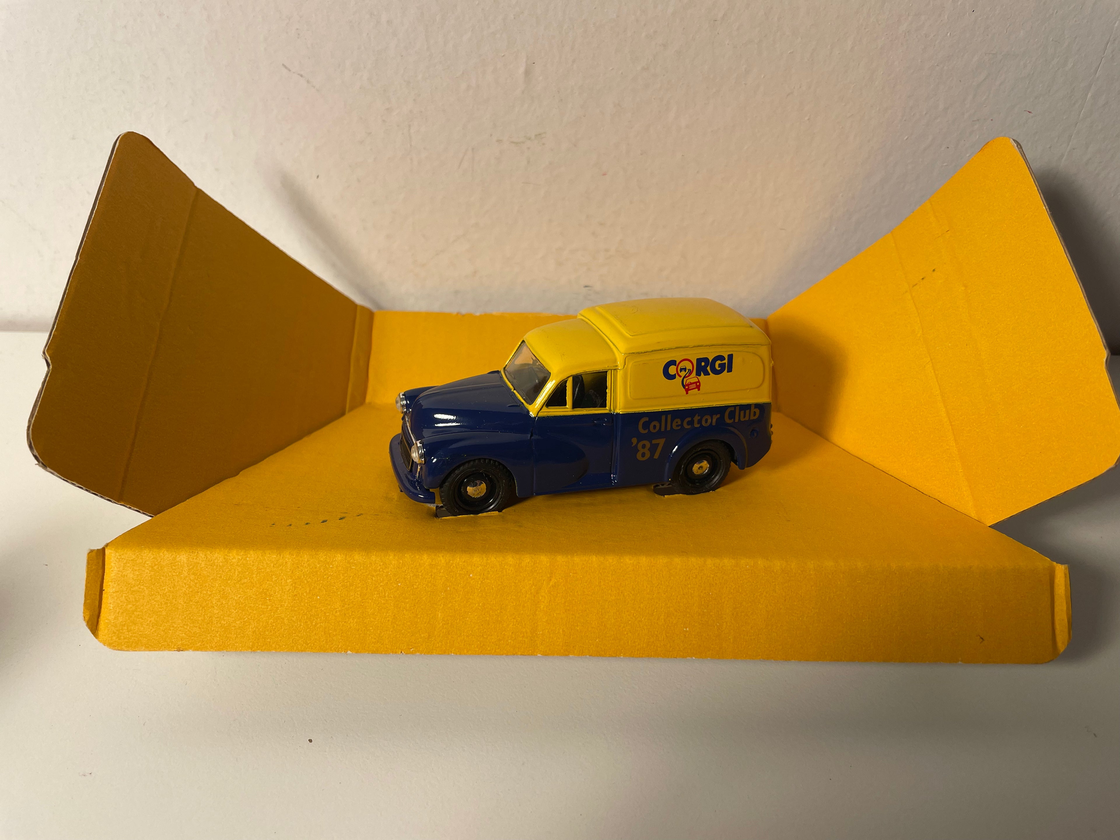 Morris Minor Van amarillo y azul con la inscripción CORGI en la furgoneta - CORGI Classics referencia C957/3