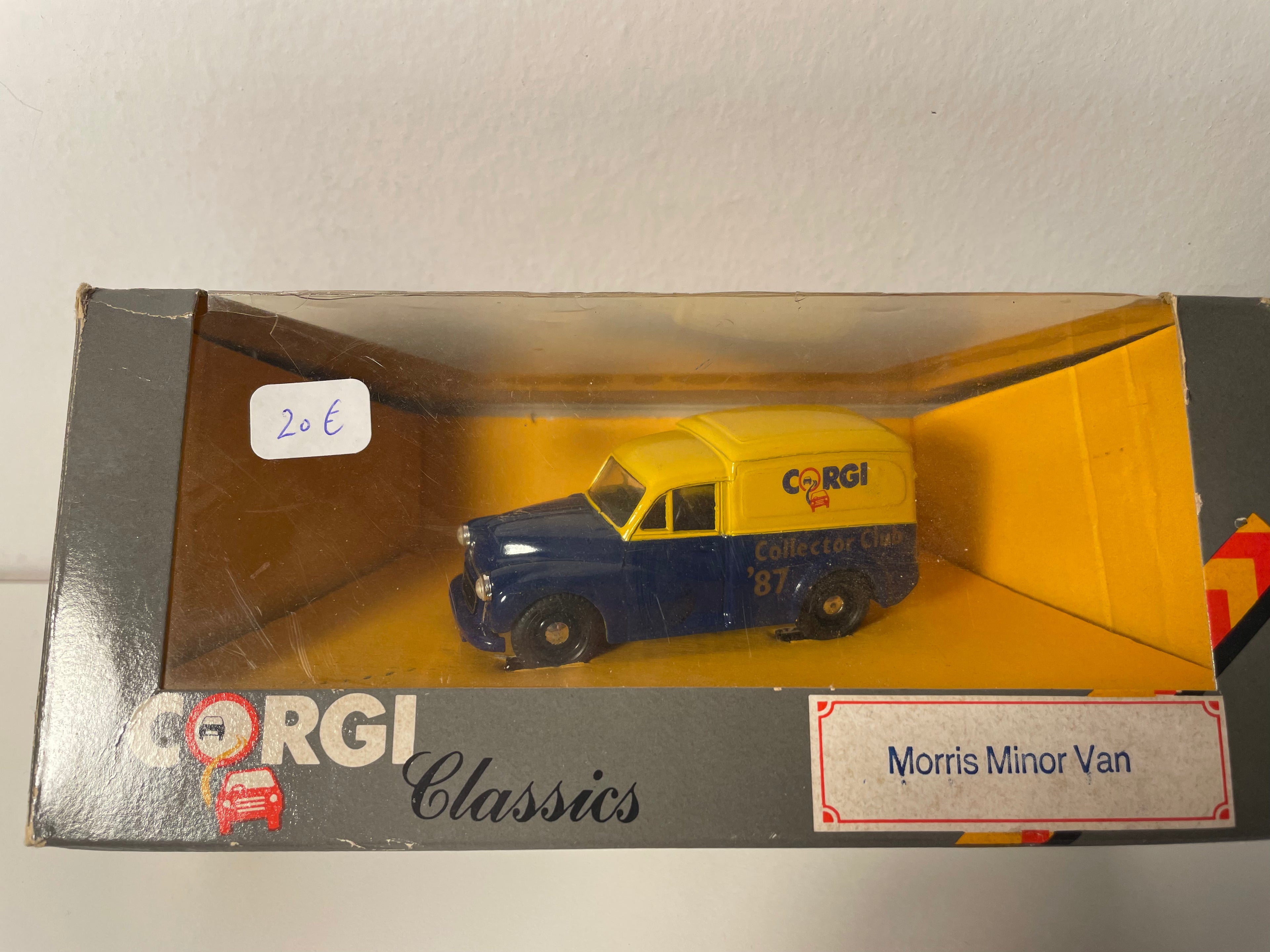 Morris Minor Van amarillo y azul con la inscripción CORGI en la furgoneta - CORGI Classics referencia C957/3