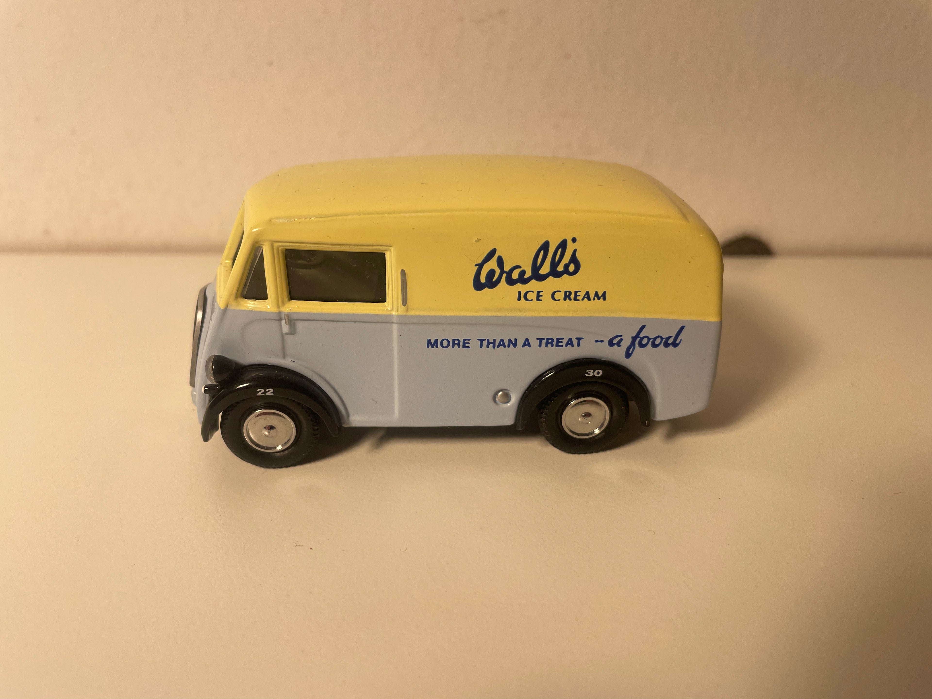 Morris J Van in Blau und Gelb mit Werbung für Walls-Eiscreme - CORGI Classic Models Referenz D983