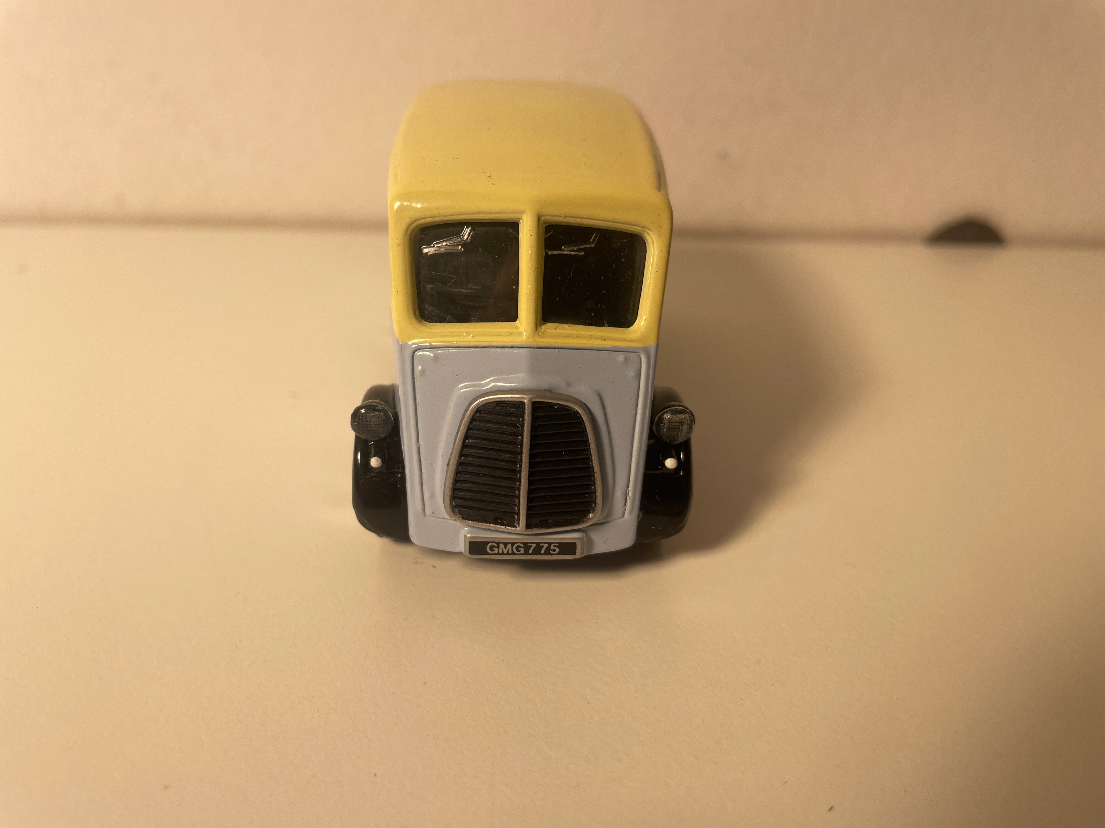 Morris J Van in Blau und Gelb mit Werbung für Walls-Eiscreme - CORGI Classic Models Referenz D983