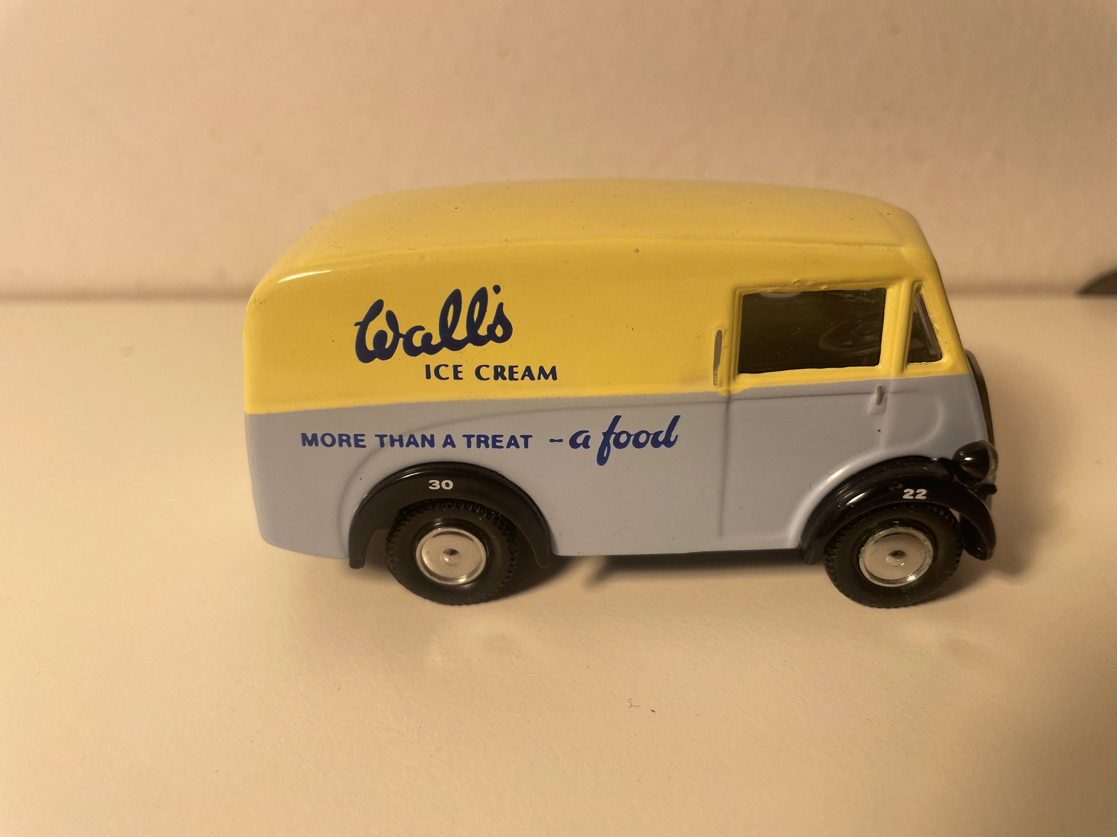 Morris J Van in Blau und Gelb mit Werbung für Walls-Eiscreme - CORGI Classic Models Referenz D983