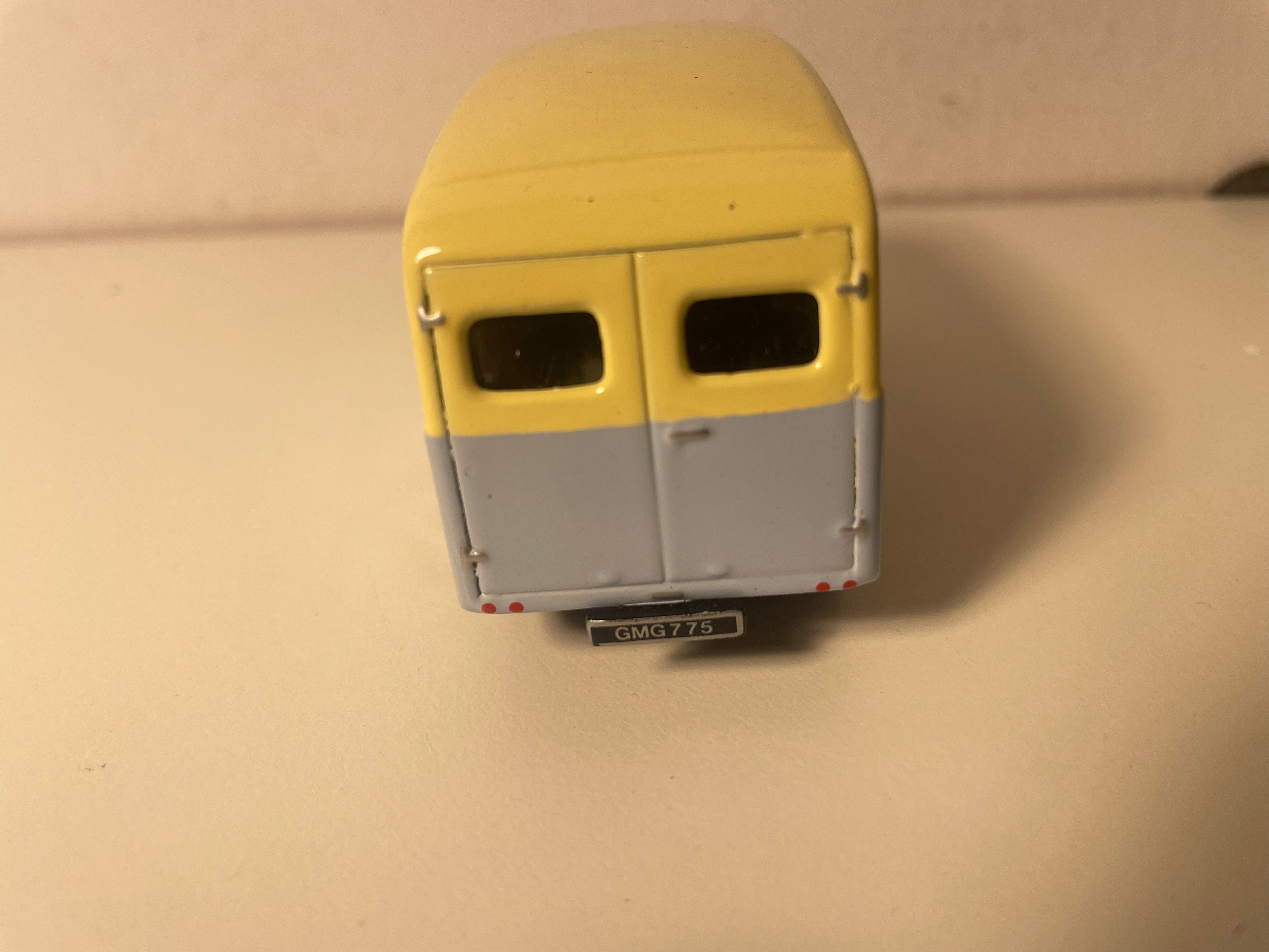 Morris J Van in Blau und Gelb mit Werbung für Walls-Eiscreme - CORGI Classic Models Referenz D983