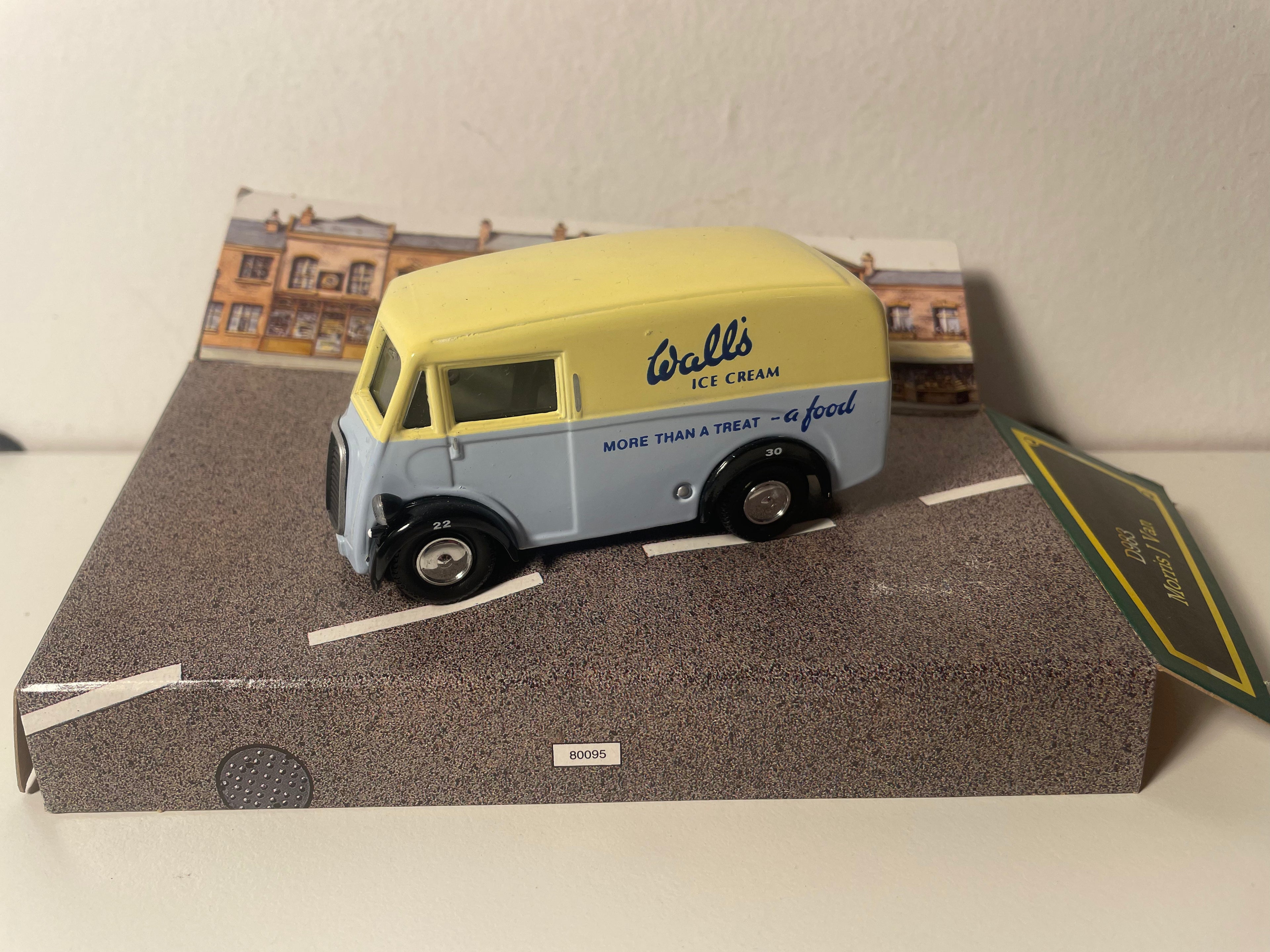 Morris J Van in Blau und Gelb mit Werbung für Walls-Eiscreme - CORGI Classic Models Referenz D983