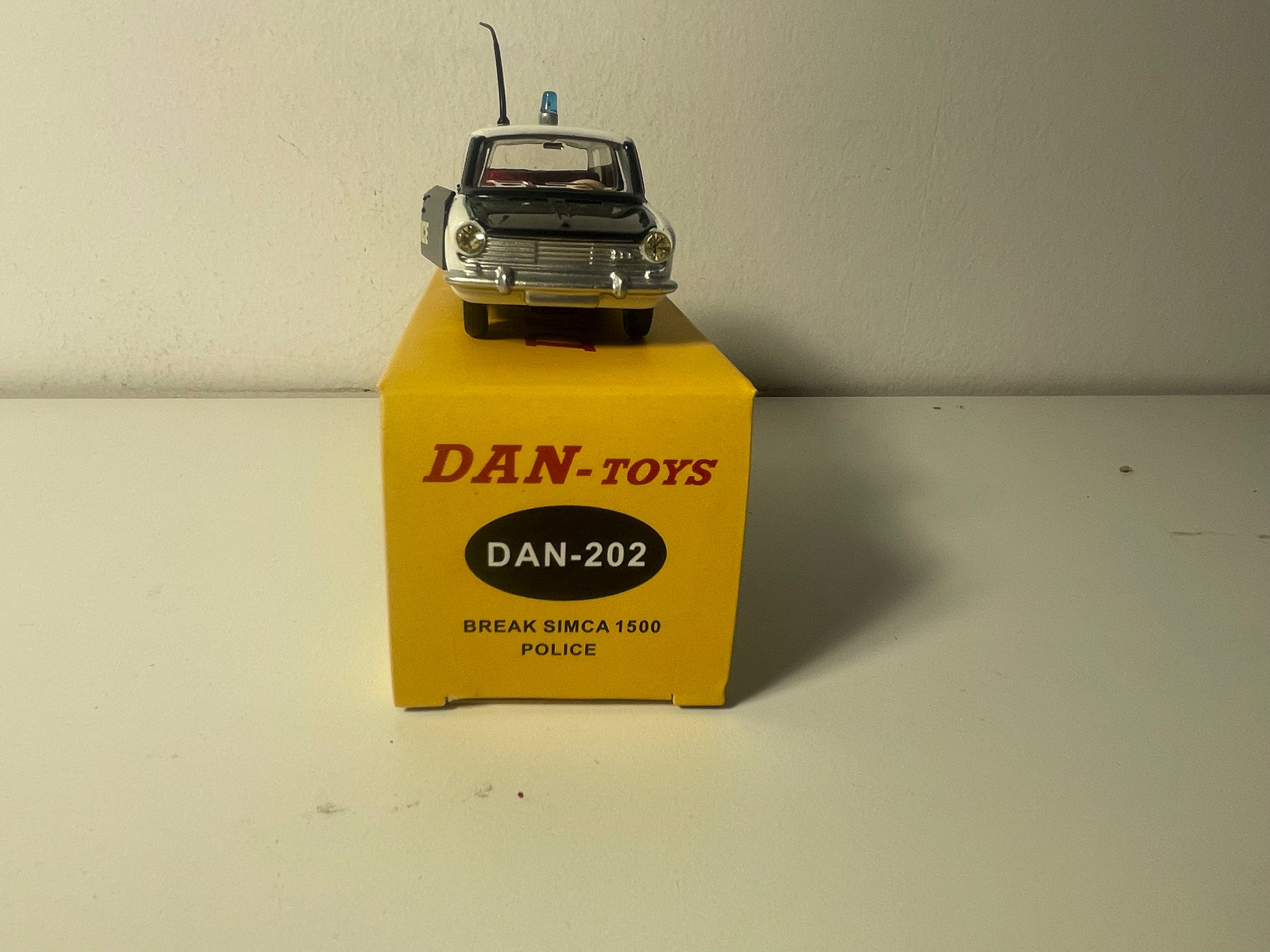 Simca Break 1500 schwarz-weiß POLIZEI - DAN-TOYS Referenz DAN-202