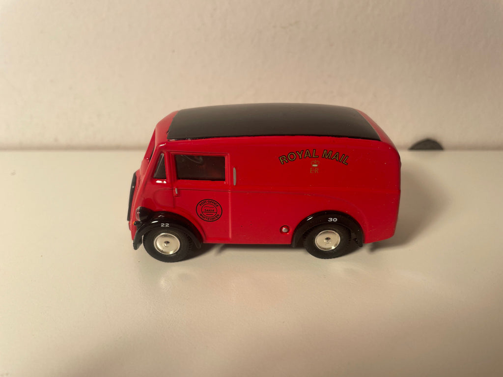 Morris J Van rouge avec publicité ROYAL MAIL - CORGI Classic Models référence D983