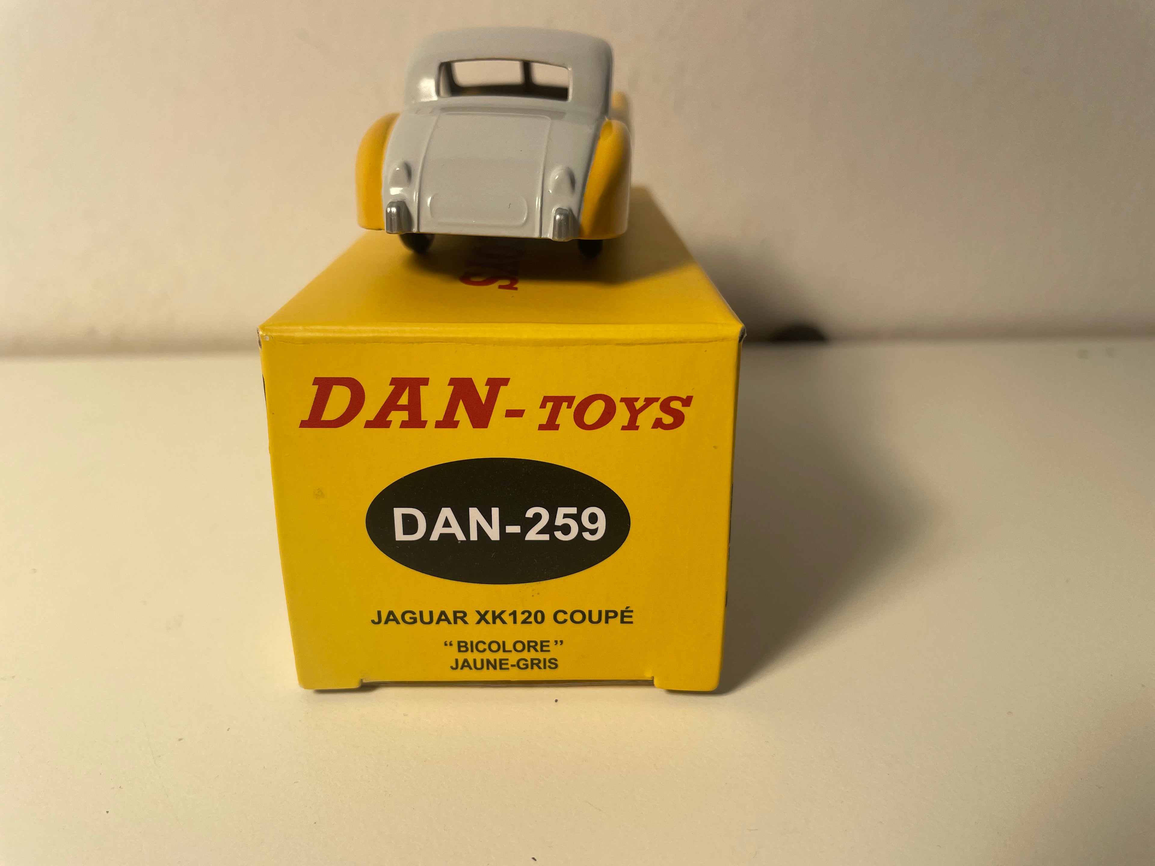 Jaguar XK120 coupé bicolore jaune et grise - DAN-TOYS référence DAN-259 (Editions Atlas)