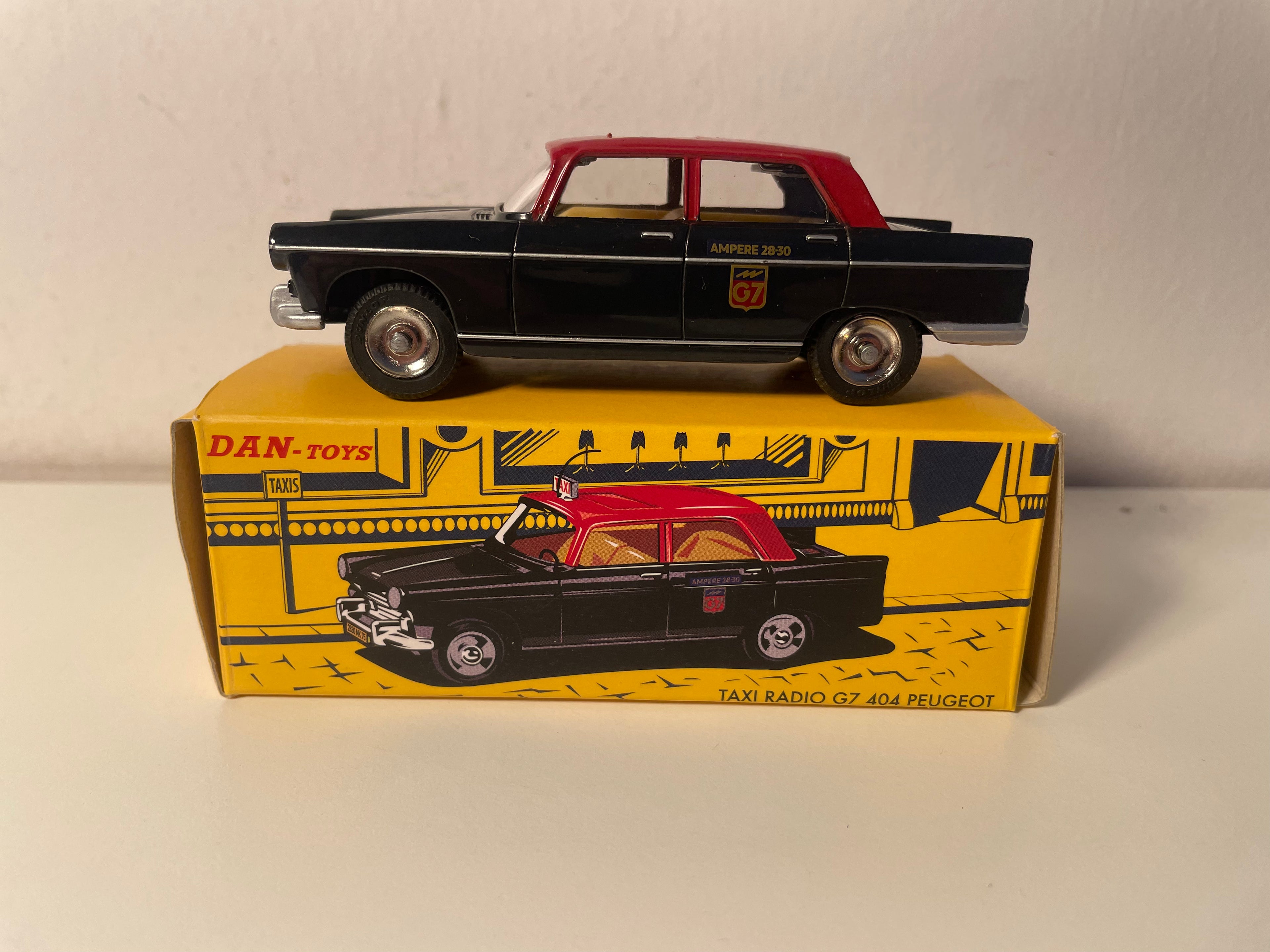 Peugeot 404 noire et toit rouge foncé Taxi-Radio G7 - DAN-TOYS référence DAN-111 (Editions Atlas)