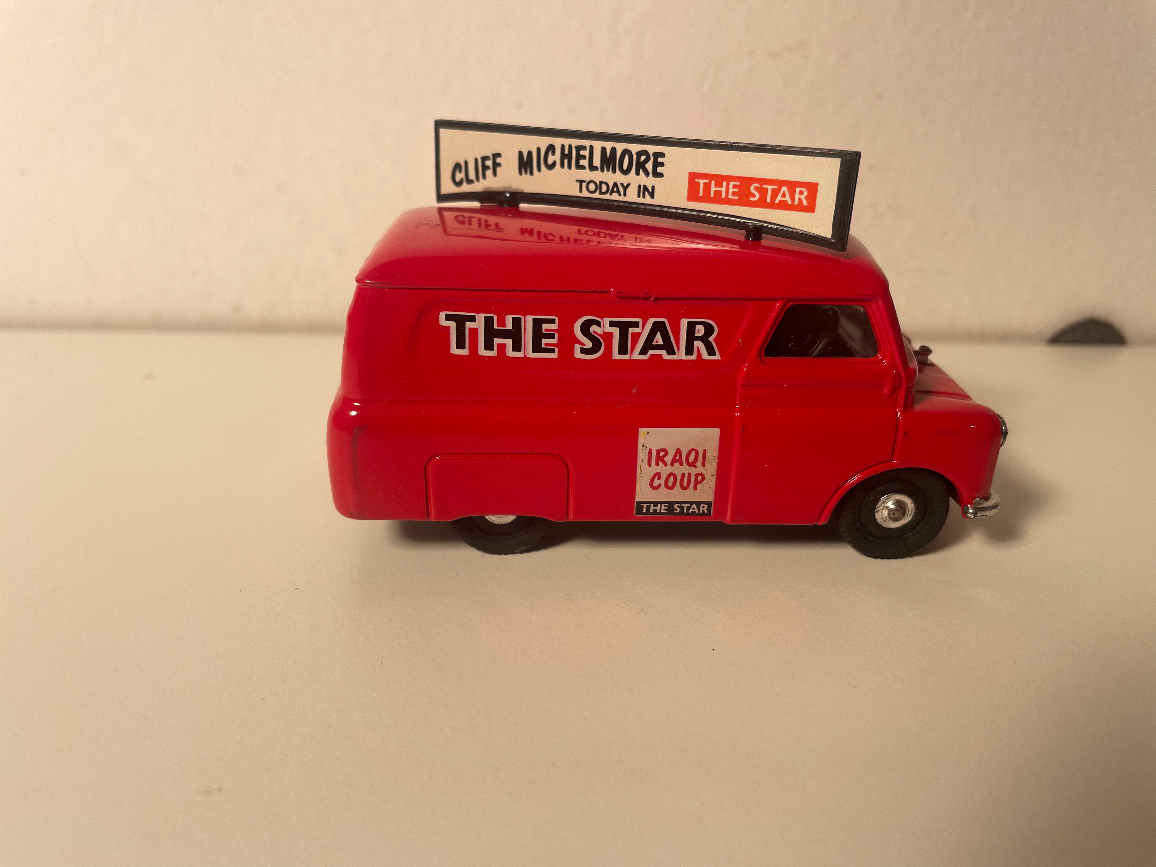 Roter Bedford CA Van mit Werbung FÜR DIE STAR - CORGI Classic Models Referenz D981