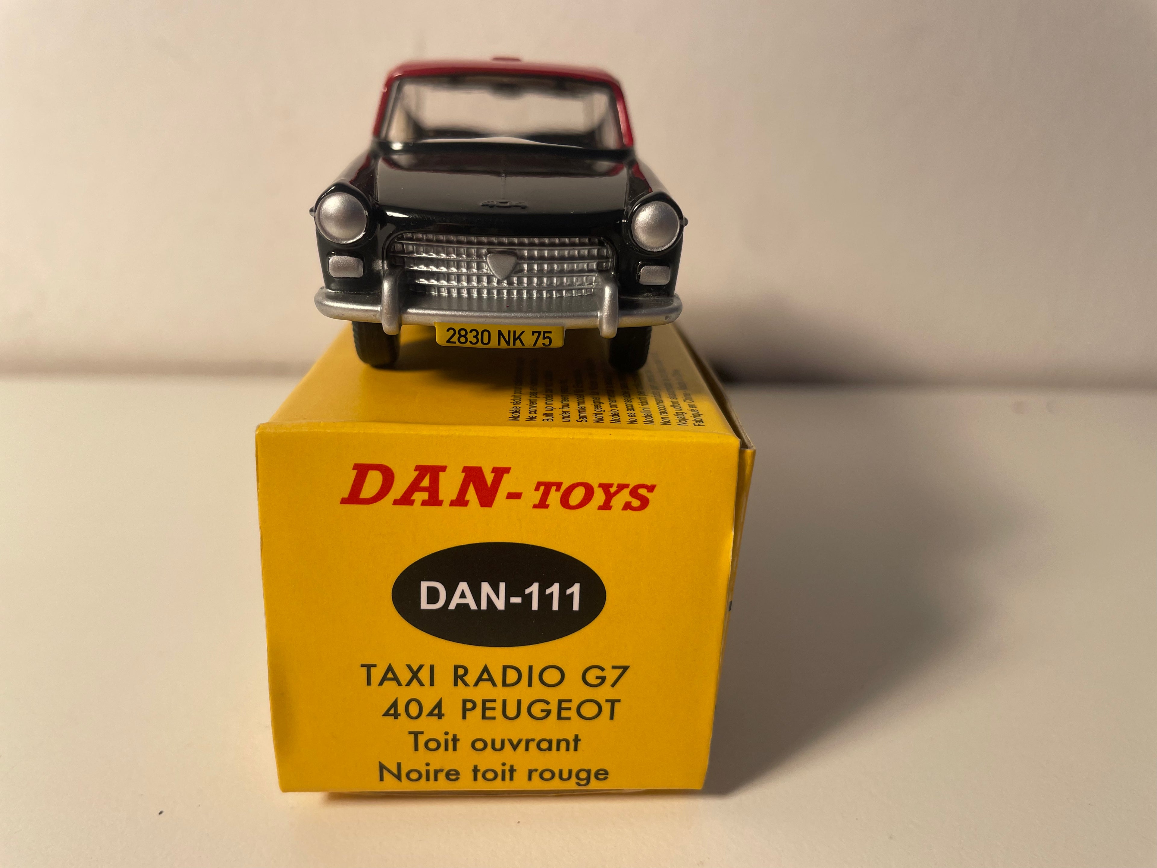 Peugeot 404 noire et toit rouge foncé Taxi-Radio G7 - DAN-TOYS référence DAN-111 (Editions Atlas)