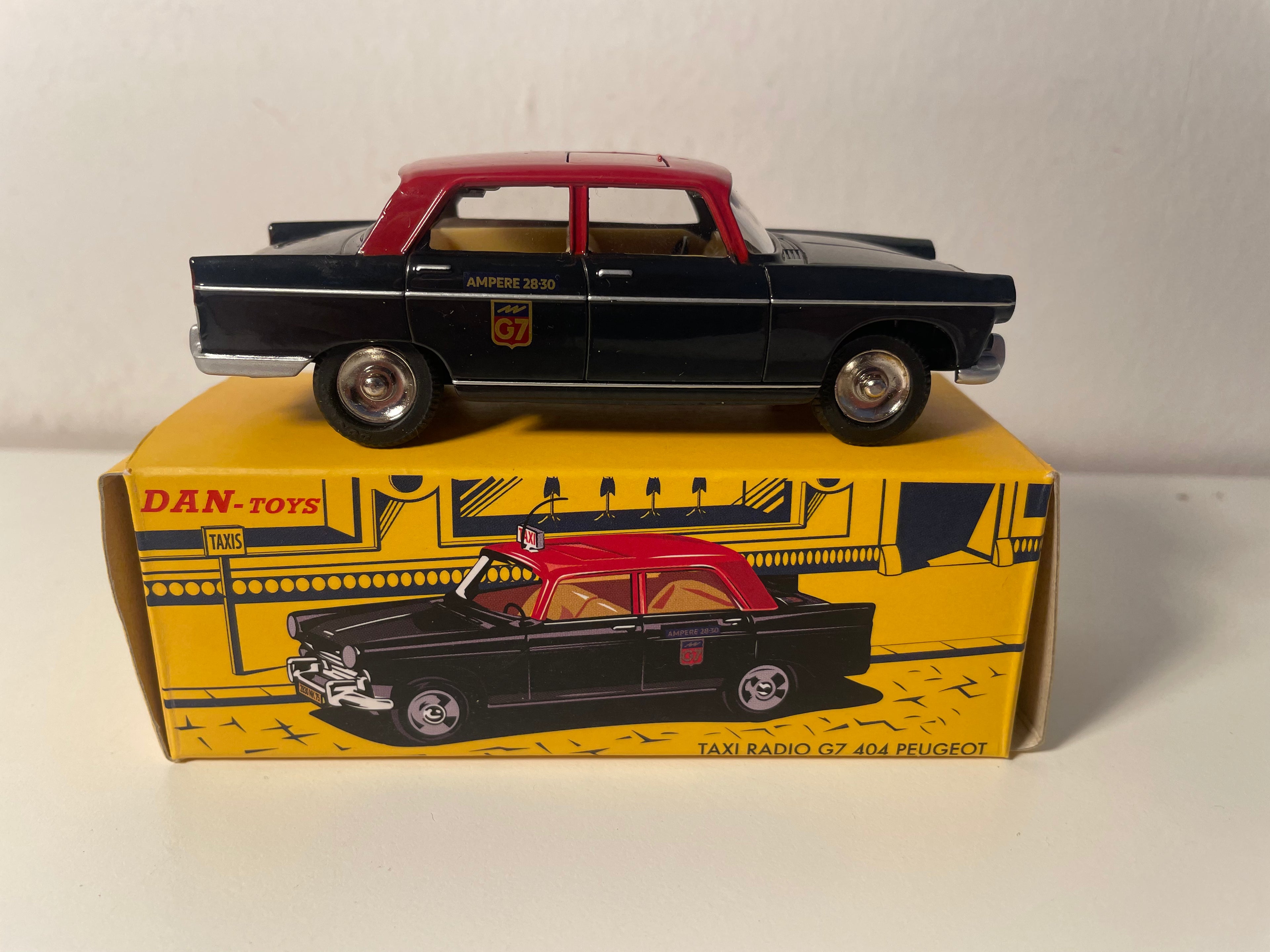 Peugeot 404 noire et toit rouge foncé Taxi-Radio G7 - DAN-TOYS référence DAN-111 (Editions Atlas)