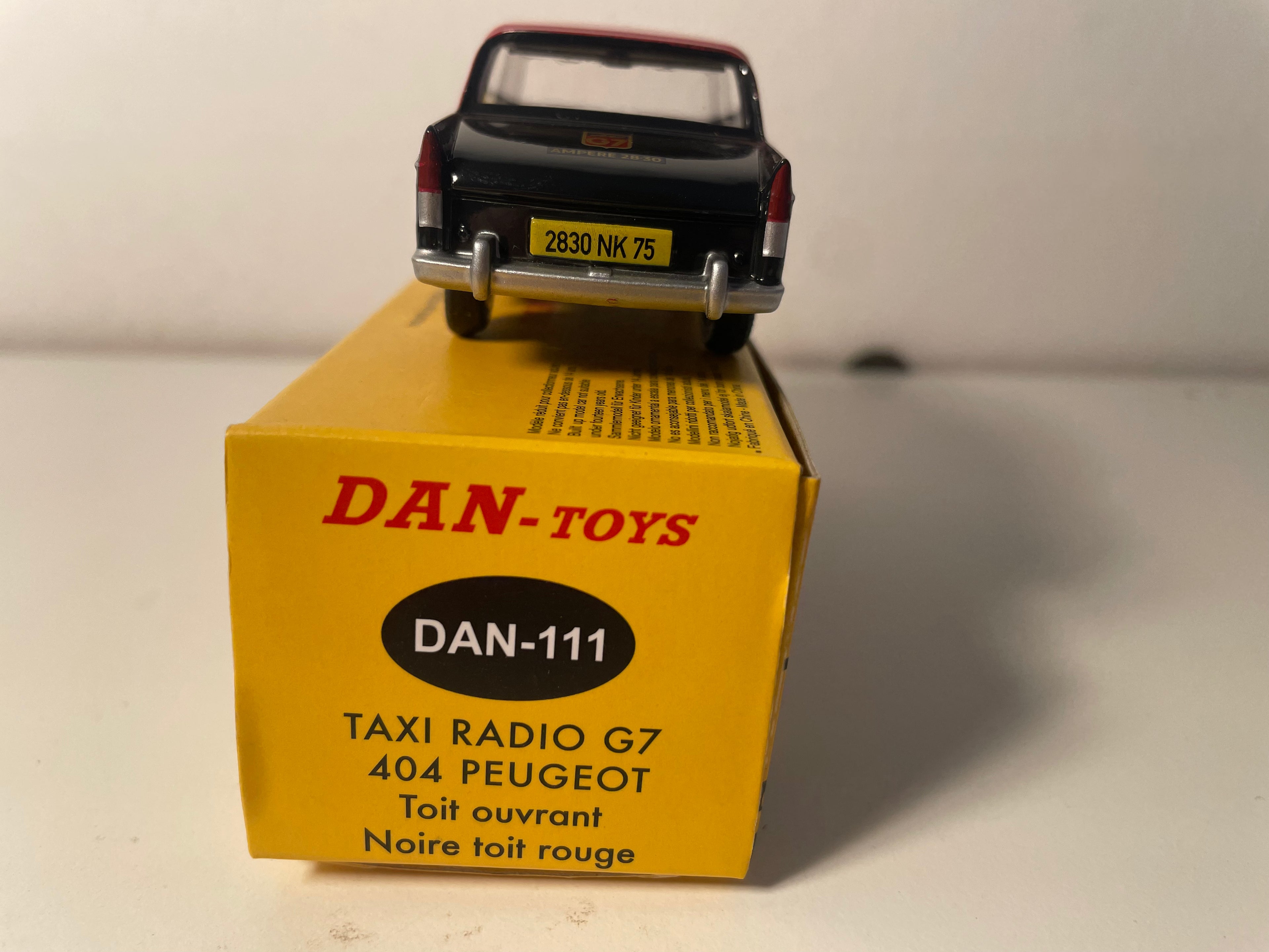 Peugeot 404 noire et toit rouge foncé Taxi-Radio G7 - DAN-TOYS référence DAN-111 (Editions Atlas)