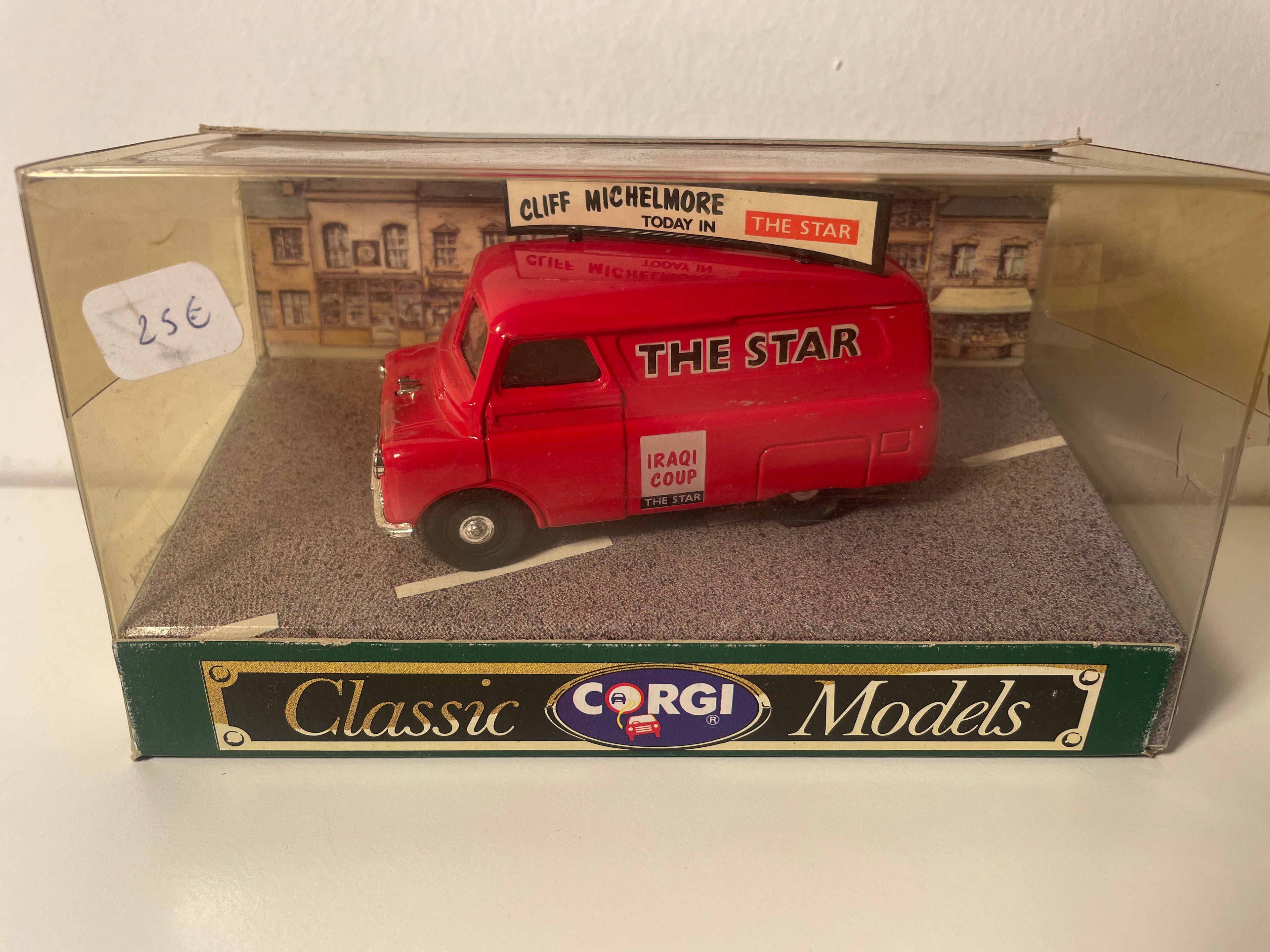 Camioneta Bedford CA vermelha com publicidade THE STAR - CORGI Classic Models referência D981