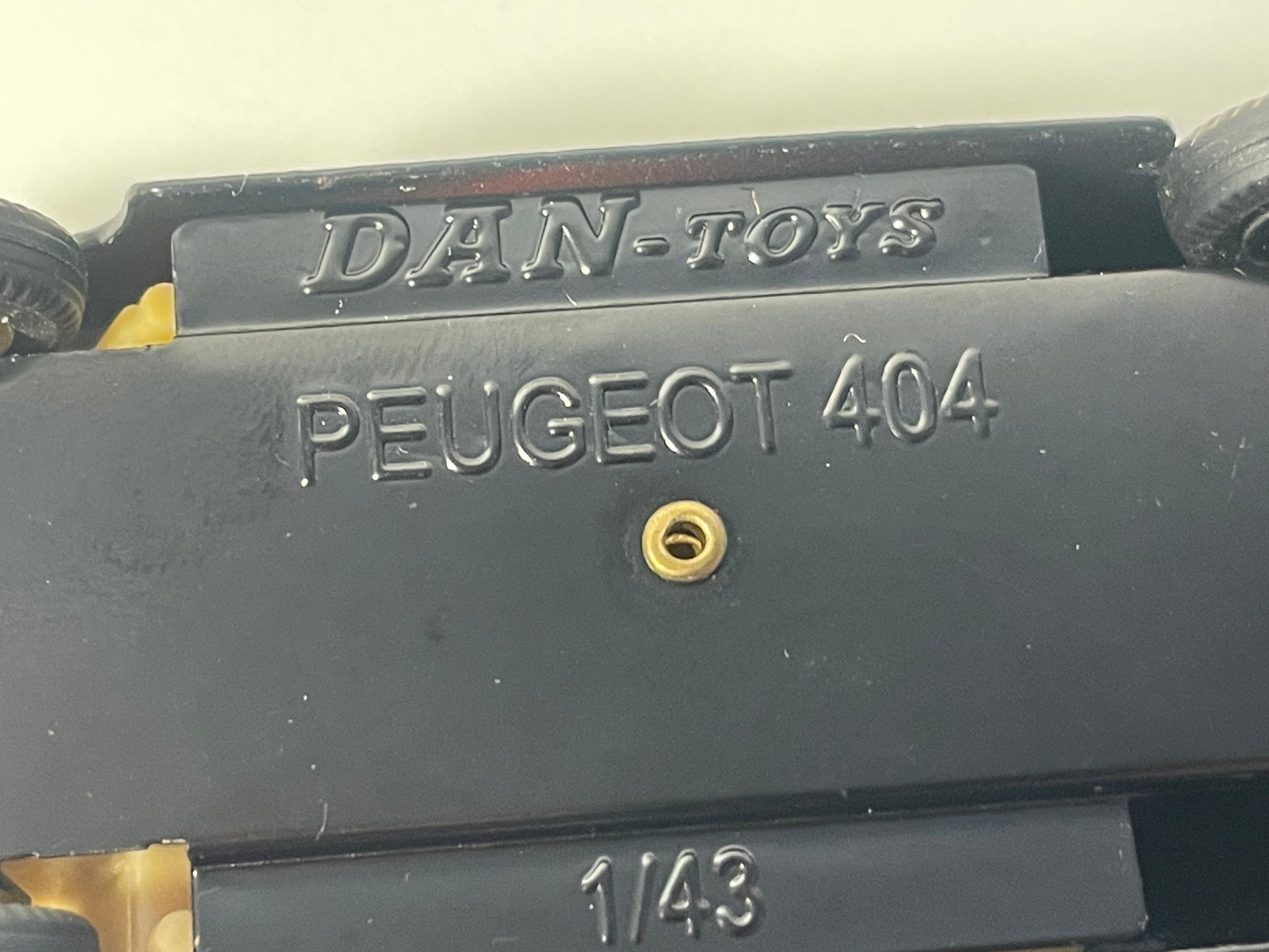 Peugeot 404 noire et toit rouge foncé Taxi-Radio G7 - DAN-TOYS référence DAN-111 (Editions Atlas)