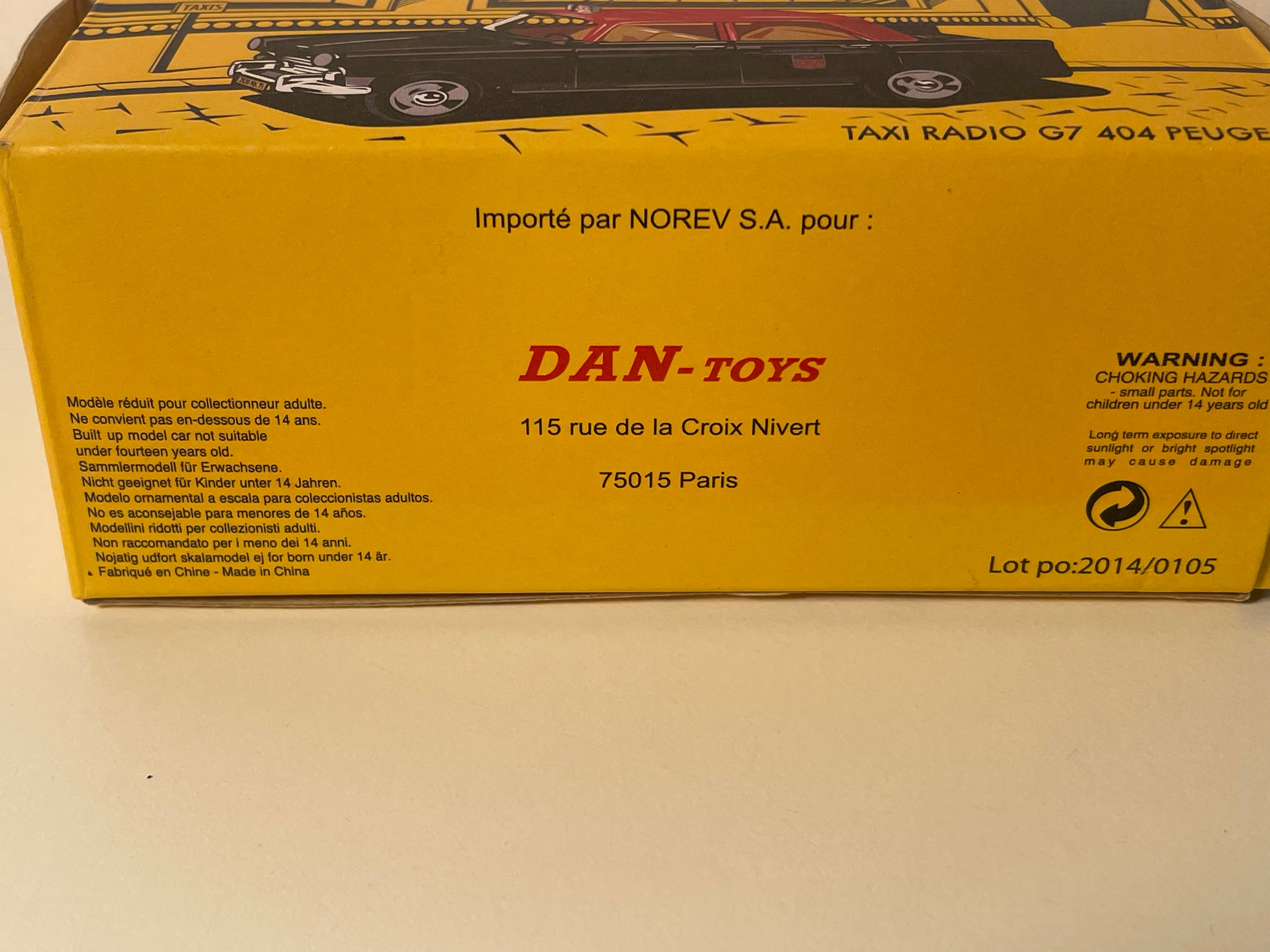 Peugeot 404 noire et toit rouge foncé Taxi-Radio G7 - DAN-TOYS référence DAN-111 (Editions Atlas)