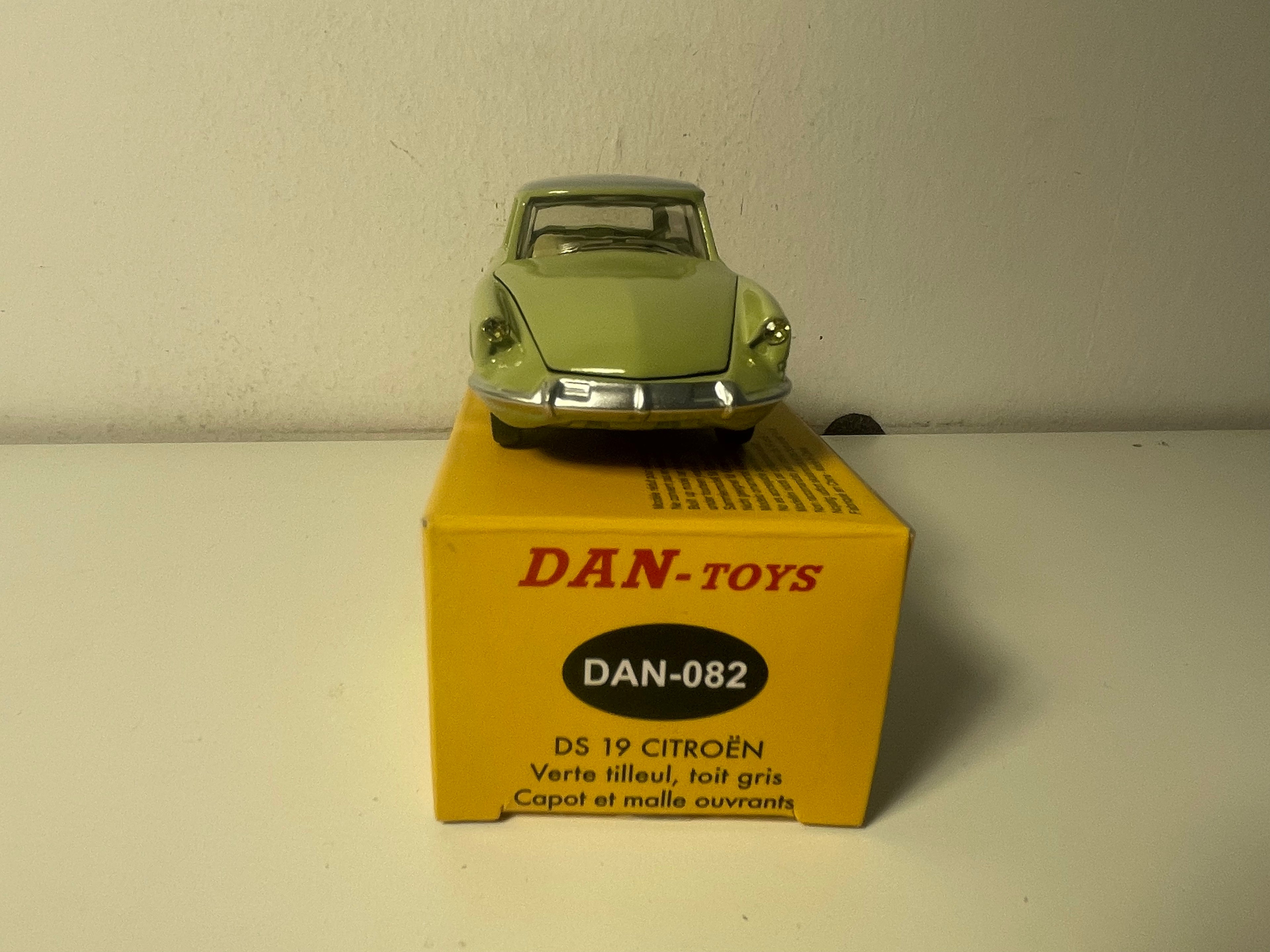 Citroën DS 19 limoen groen en grijs dak - DAN-TOYS referentie DAN-082 (Editions Atlas)
