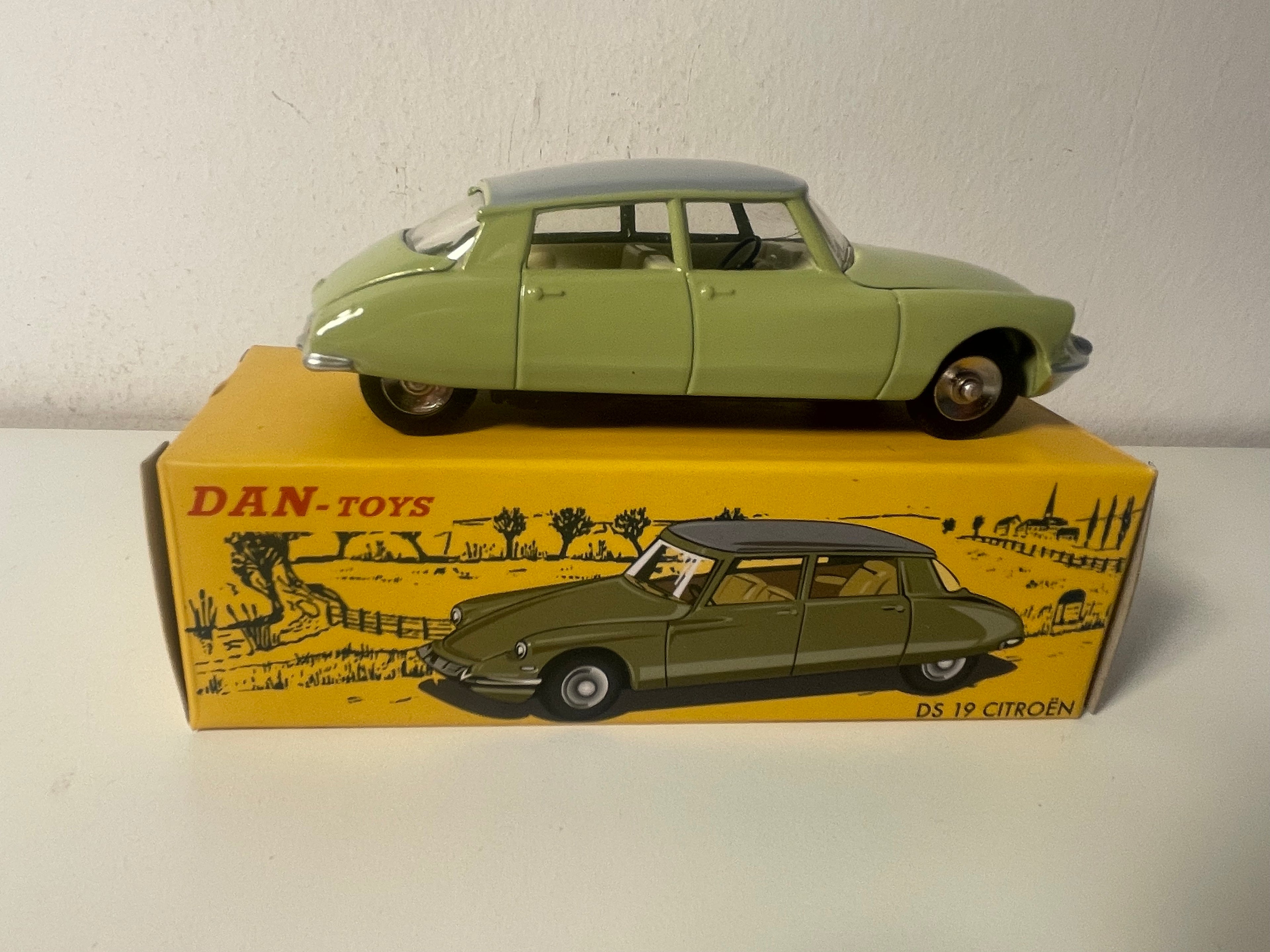 Citroën DS 19 limoen groen en grijs dak - DAN-TOYS referentie DAN-082 (Editions Atlas)