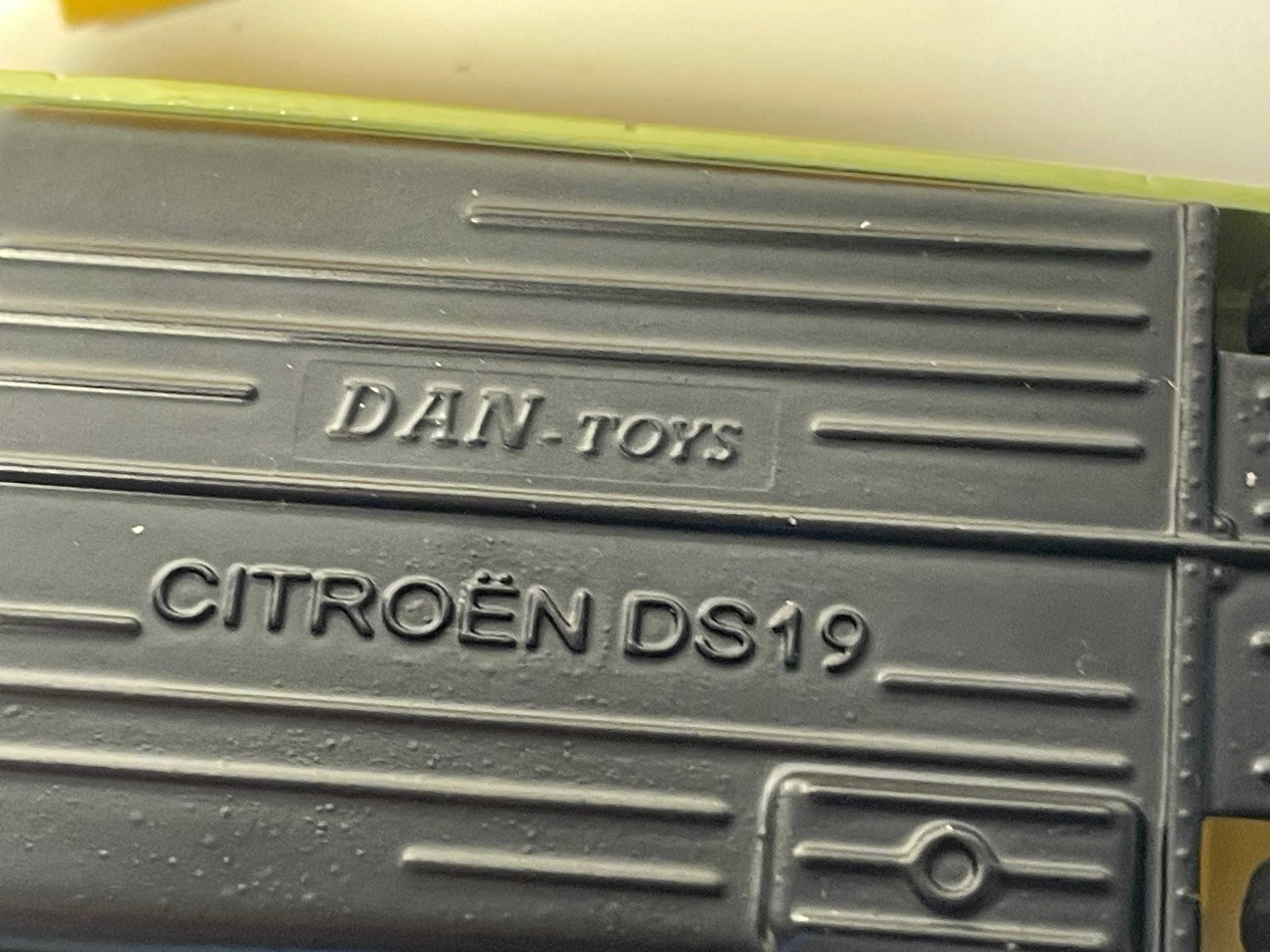 Citroën DS 19 limoen groen en grijs dak - DAN-TOYS referentie DAN-082 (Editions Atlas)