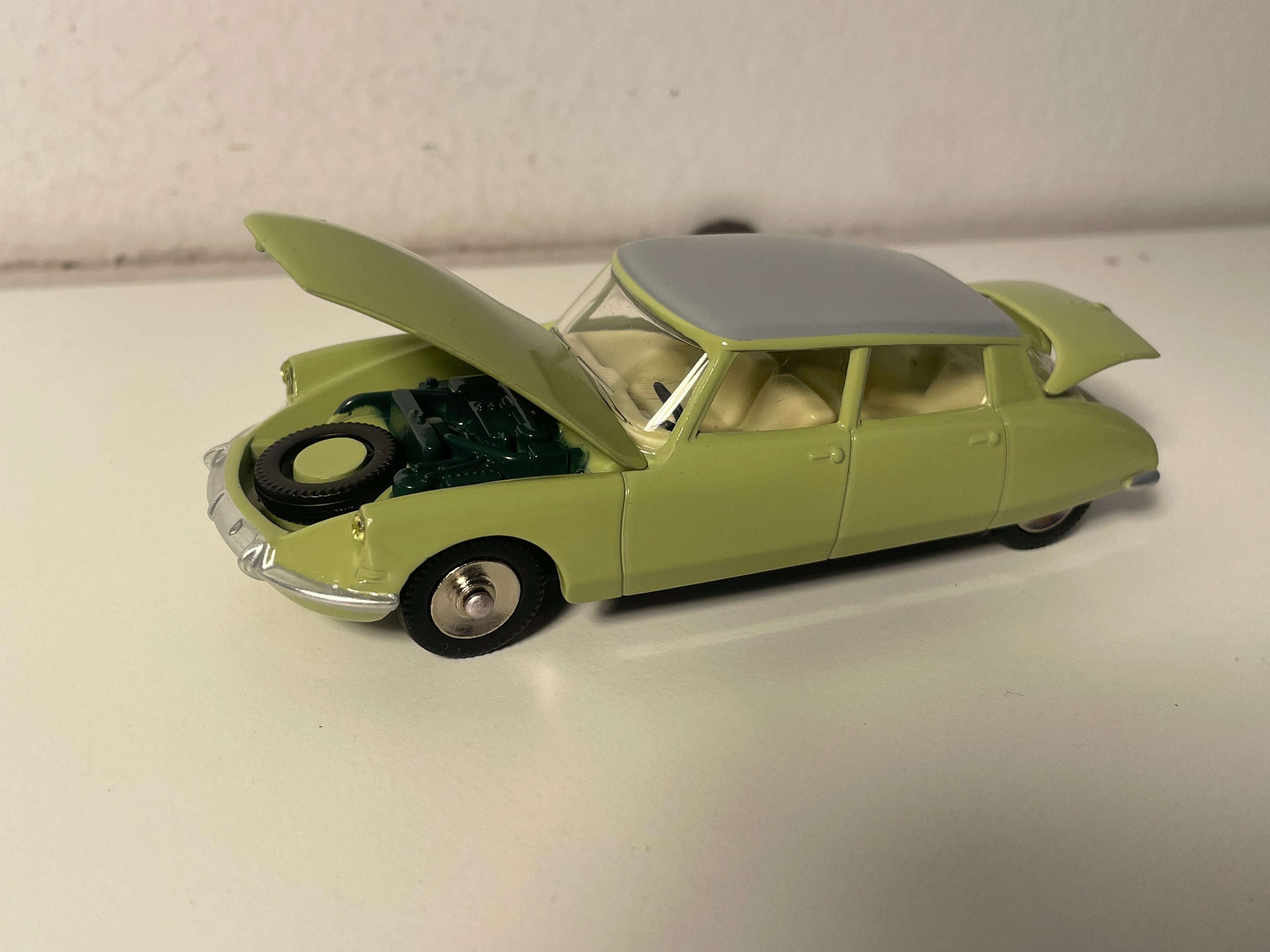 Citroën DS 19 limoen groen en grijs dak - DAN-TOYS referentie DAN-082 (Editions Atlas)