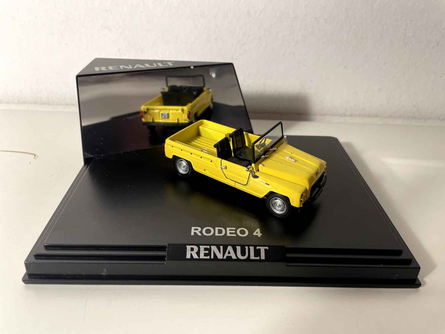 Renault Rodéo 4 giel - Norev (rechteckige Këscht)
