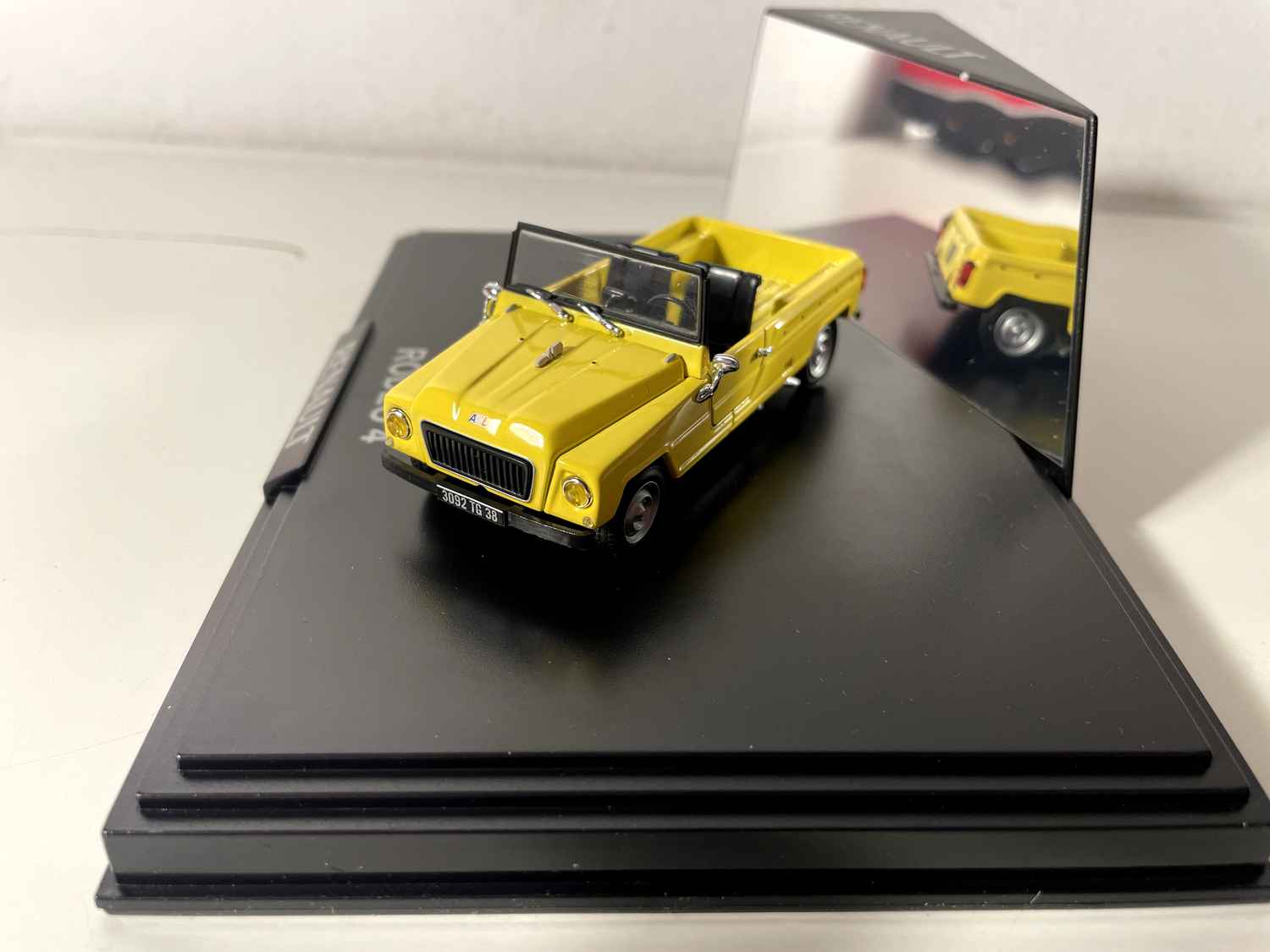 Renault Rodéo 4 giel - Norev (rechteckige Këscht)