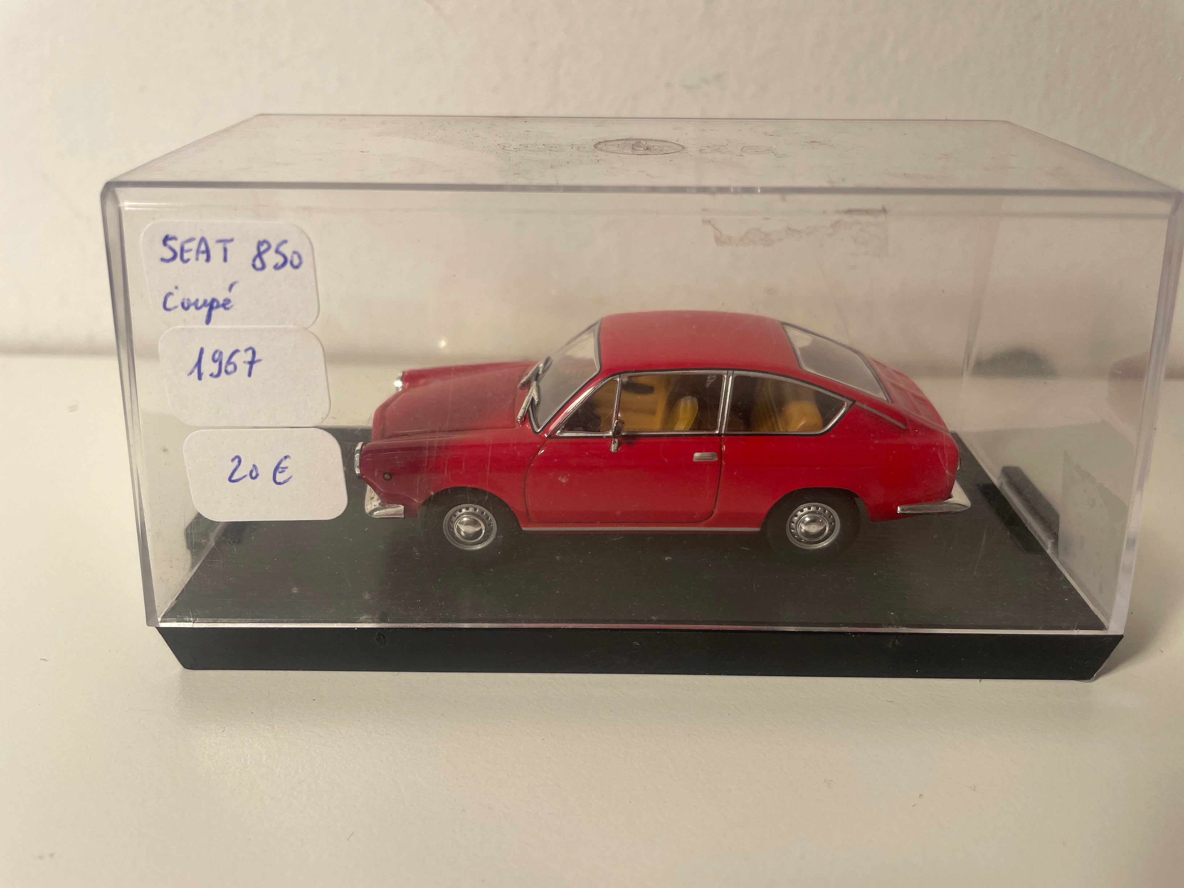 Seat 850 Coupé Rot von 1967 - BRUMM