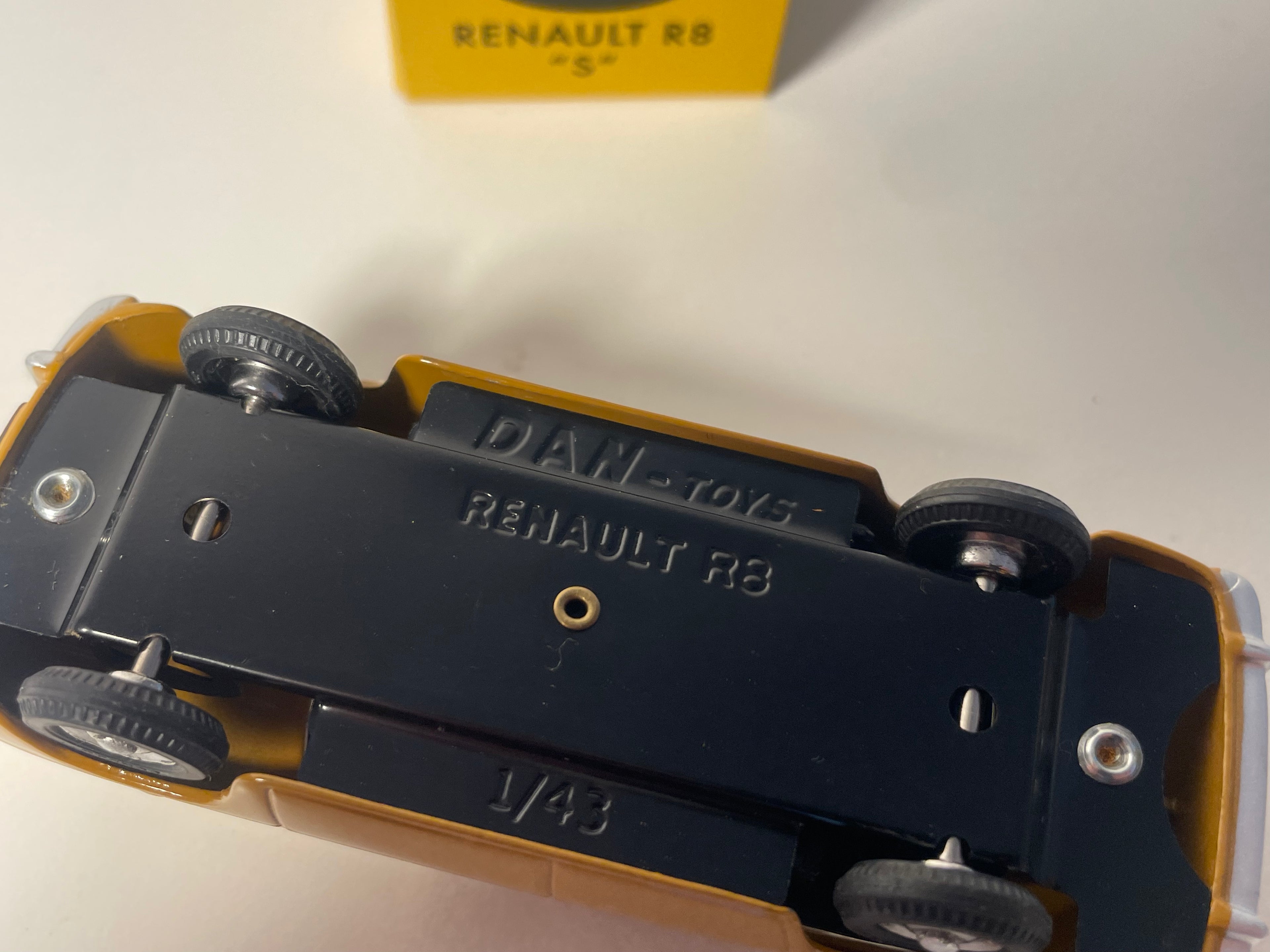 Renault 8S braun DAN-TOYS Referenz DAN-045 (Editions Atlas)