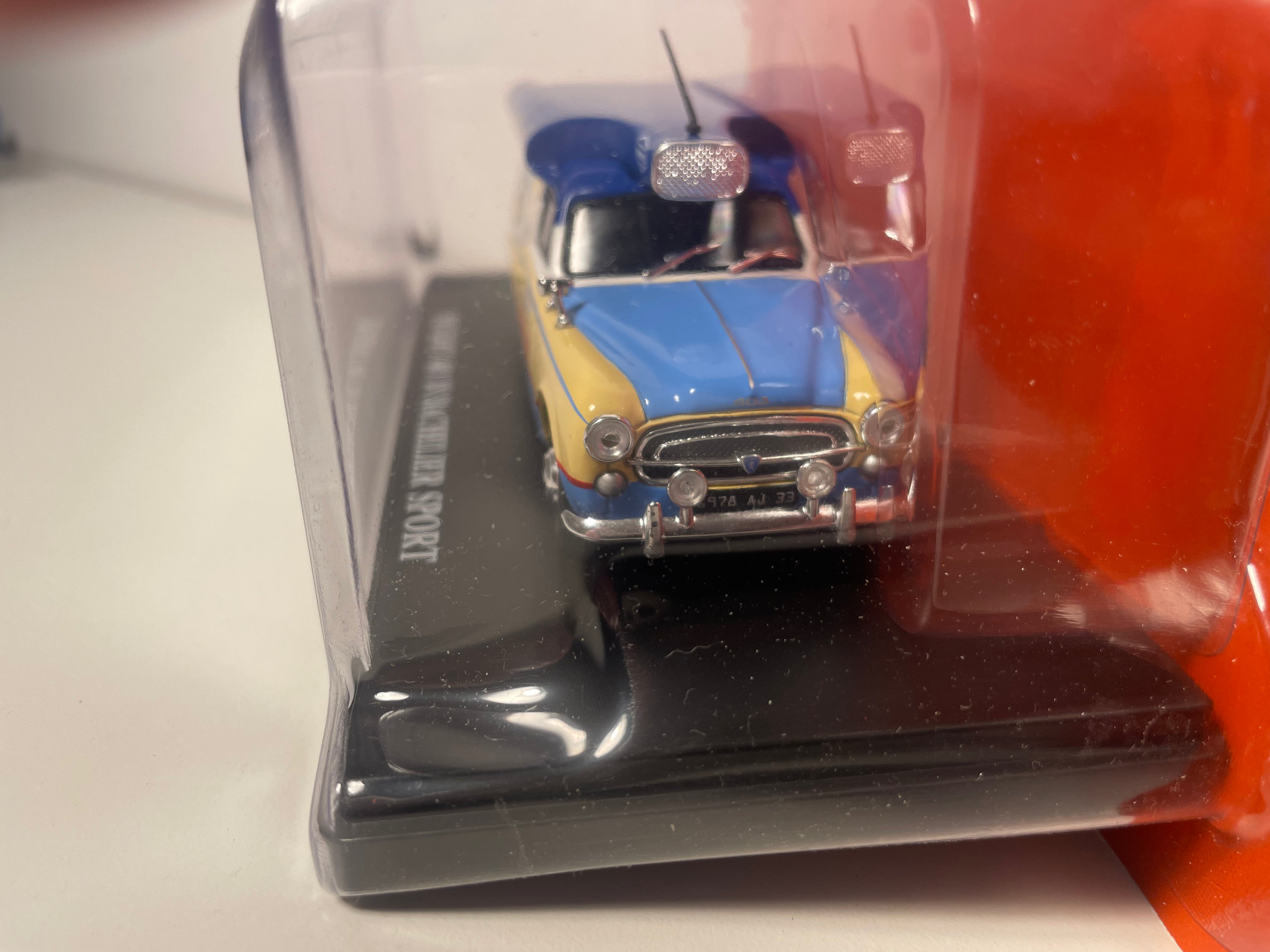 Peugeot 403 U8 niebieski i beżowy z reklamą CREATION BACHELIER SPORT