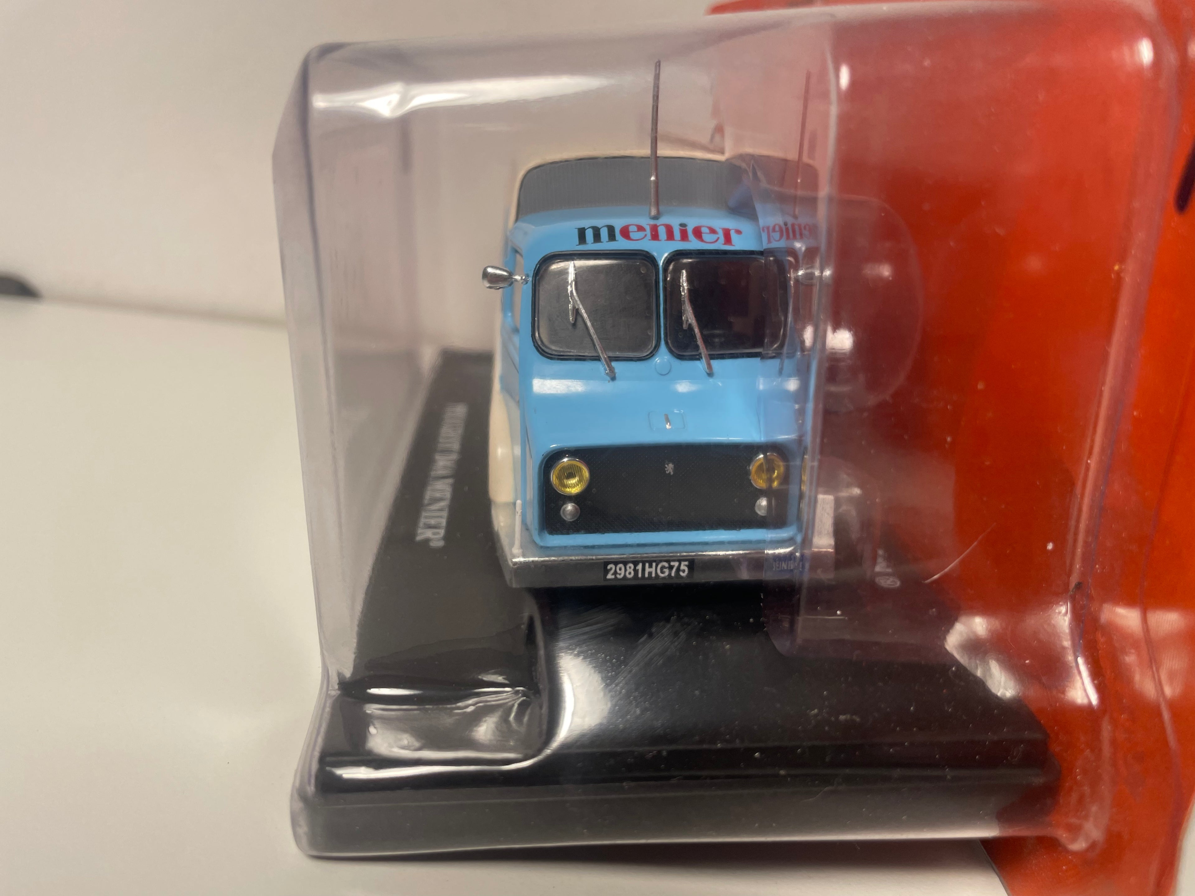 Peugeot D4A azul y blanco roto con publicidad de chocolate MENIER