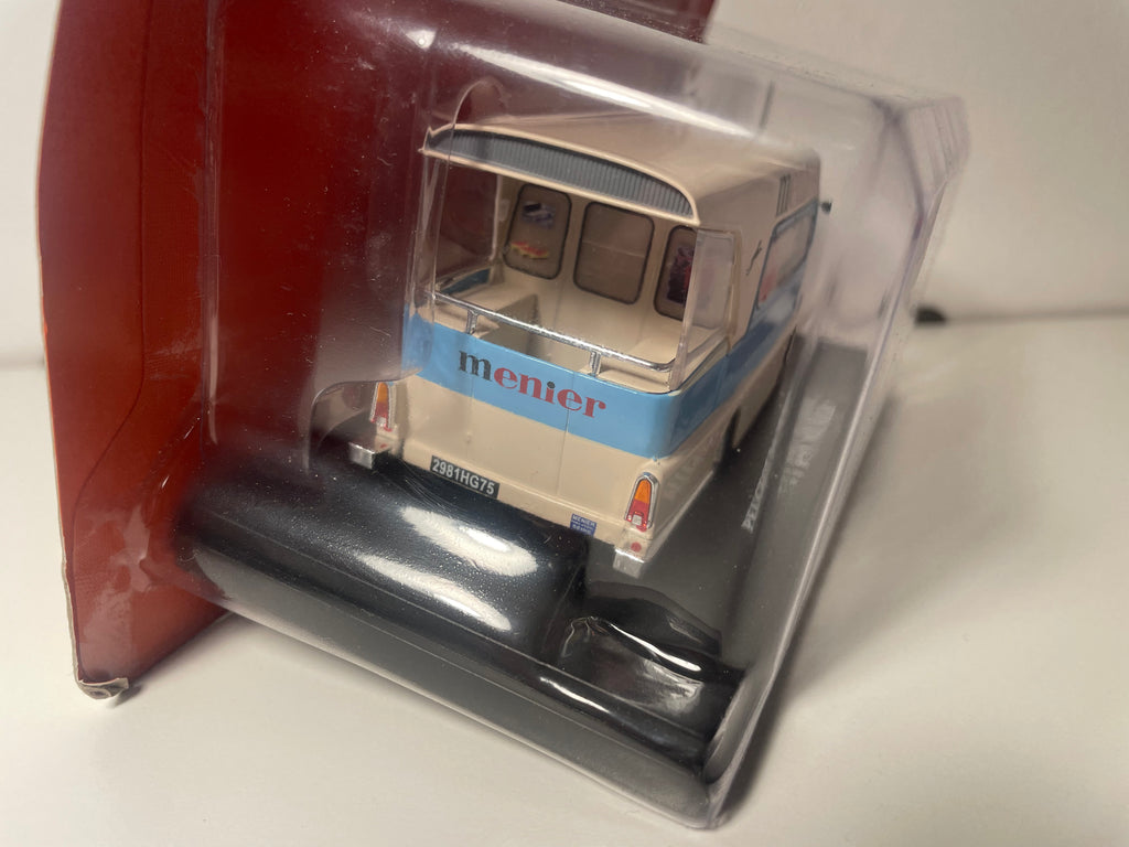 Peugeot D4A azul y blanco roto con publicidad de chocolate MENIER