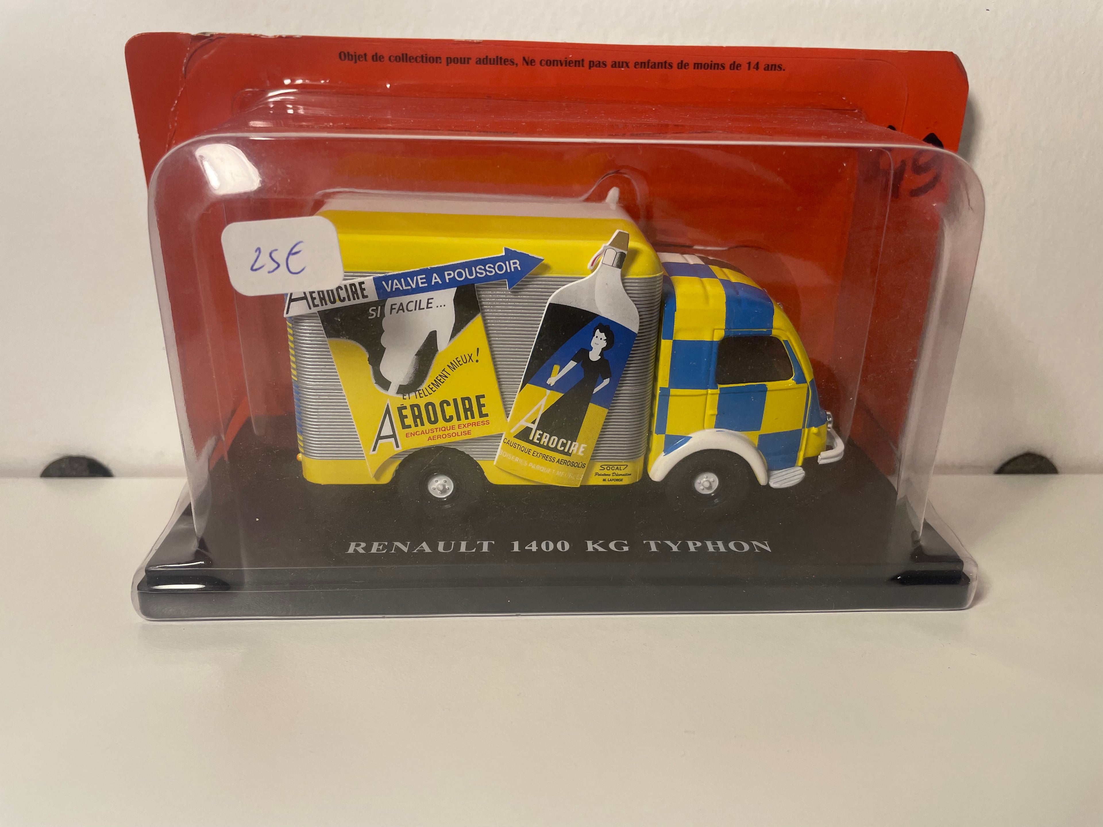 Renault 1400 Kg Typhon avec publicité pour AEROCIRE (encaustique)