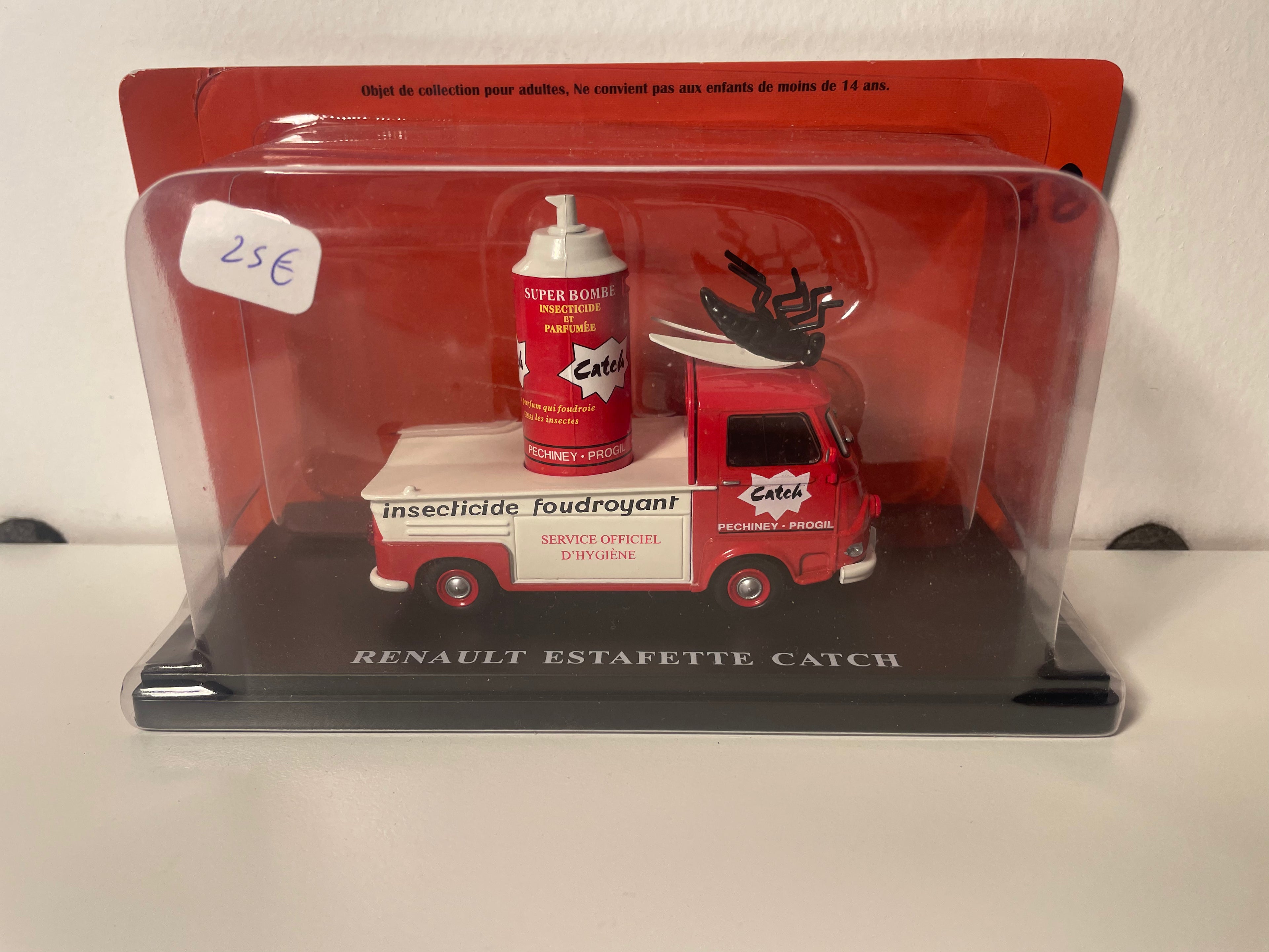 Rote und weiße Renault Estafette mit CATCH (Insektizid) Werbung