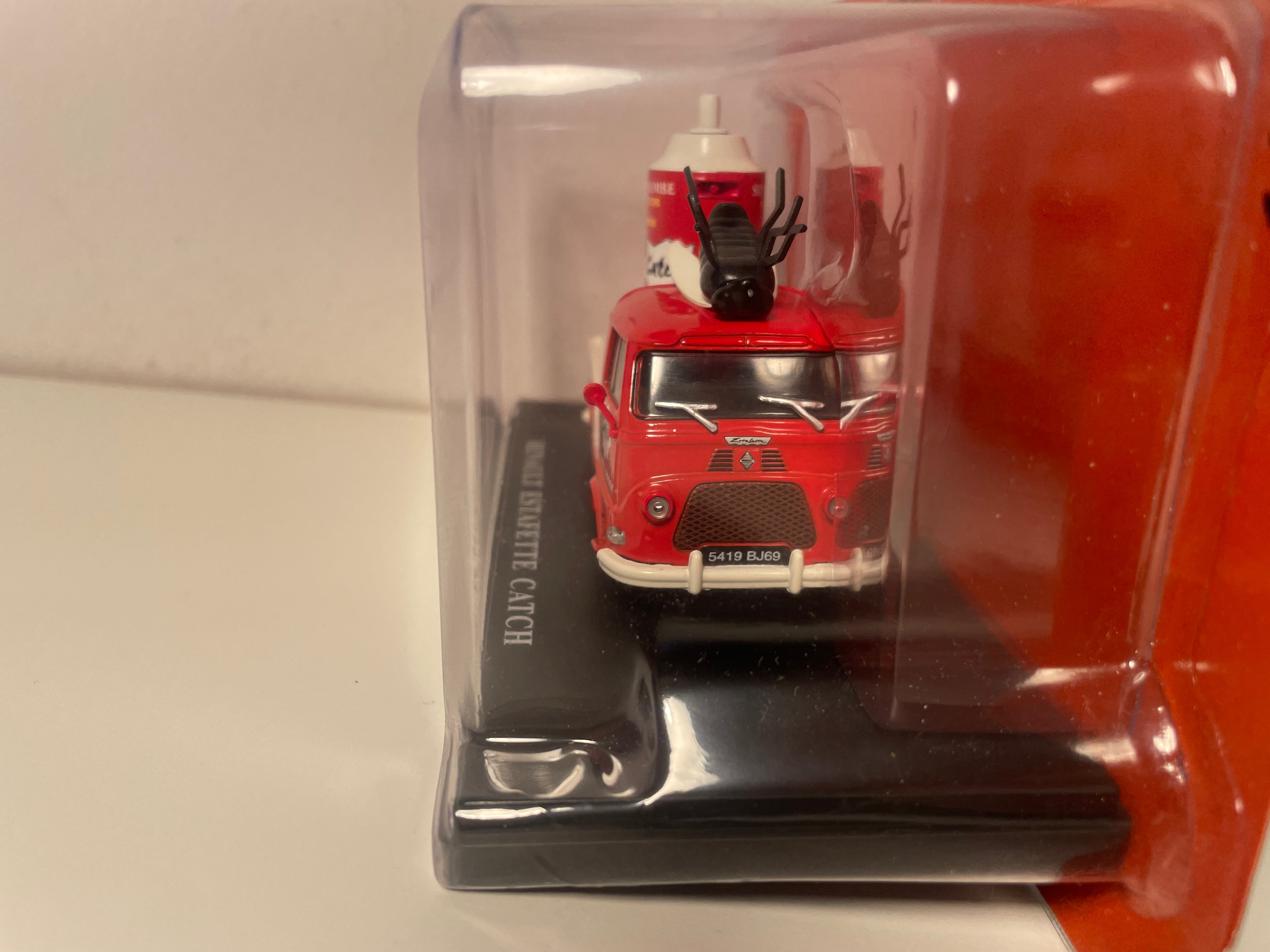 Rote und weiße Renault Estafette mit CATCH (Insektizid) Werbung