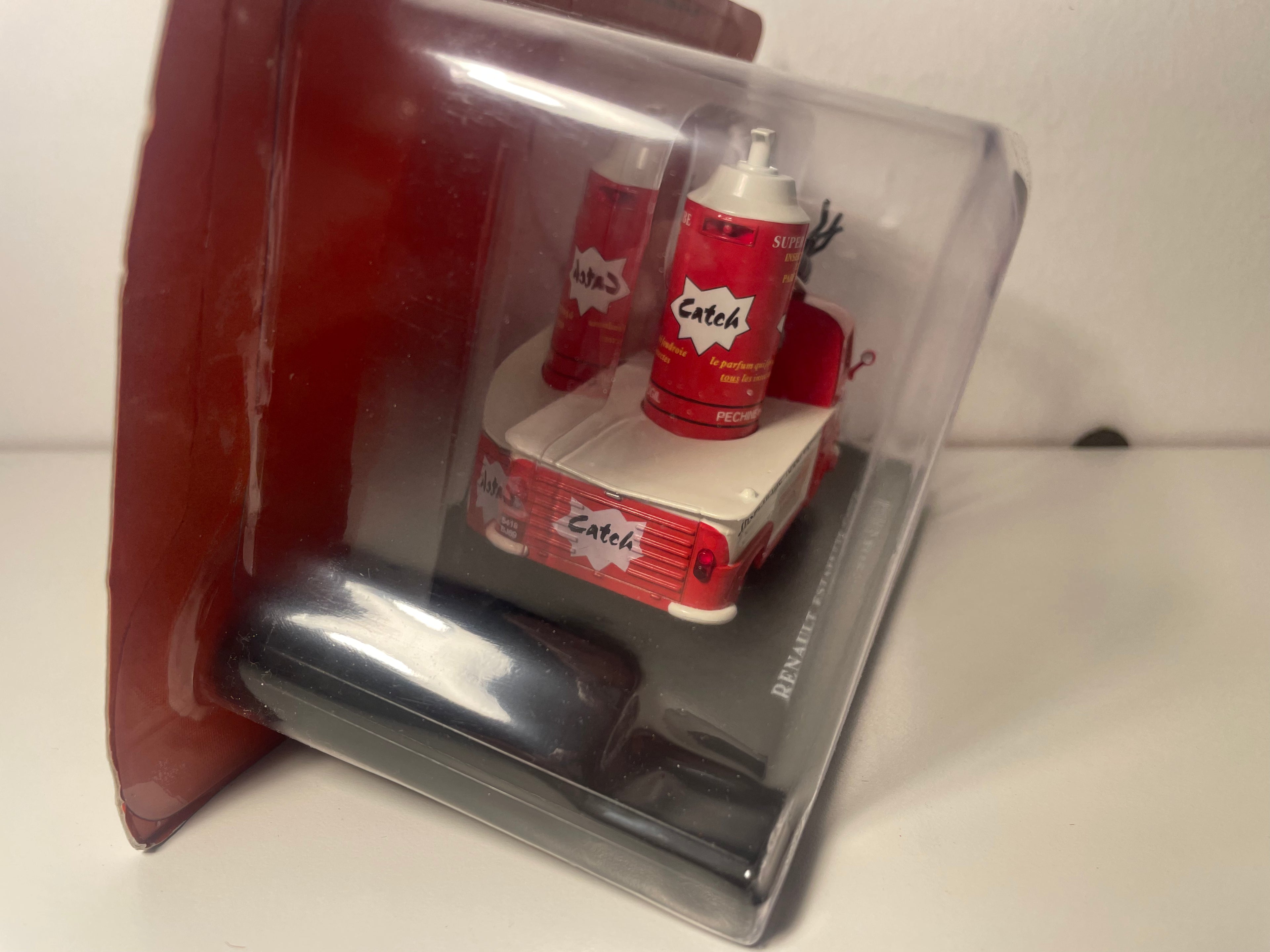 Rote und weiße Renault Estafette mit CATCH (Insektizid) Werbung