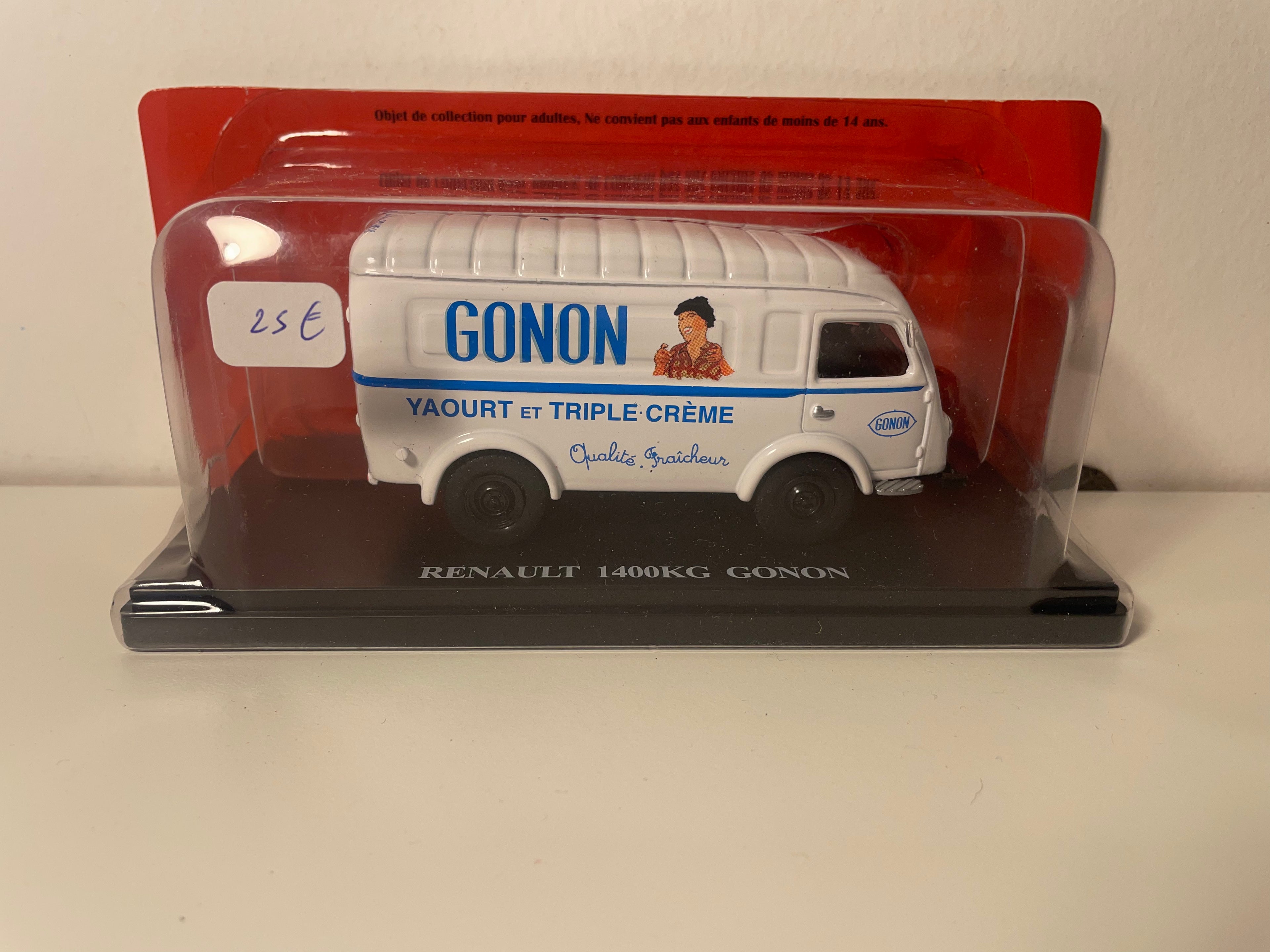 Renault 1400 Kg weiß mit Werbung GONON (Milchprodukte)