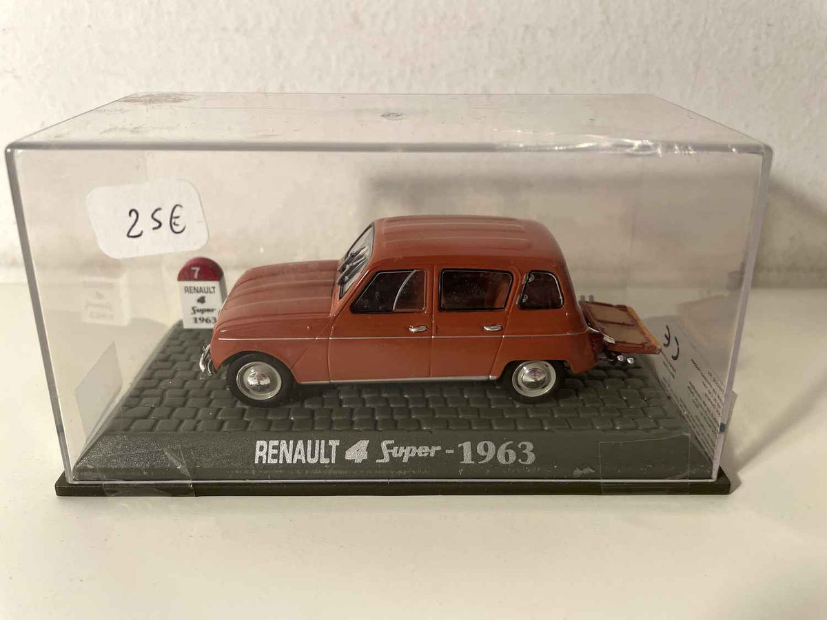 Renault 4 Super brązowy z 1963 roku (otwarta klapa)