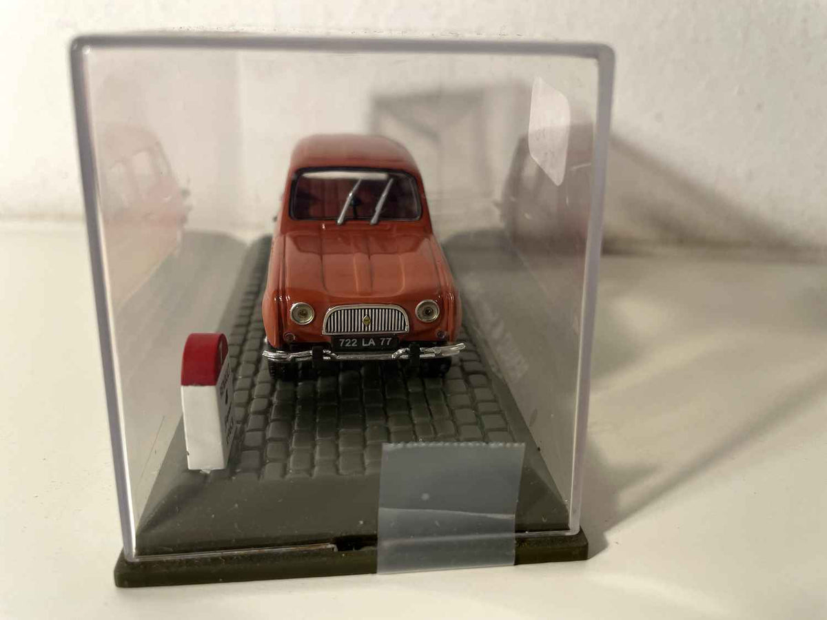 Renault 4 Super brązowy z 1963 roku (otwarta klapa)