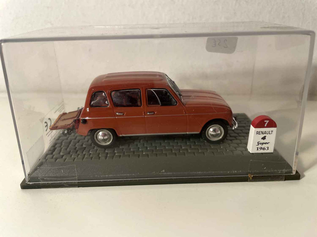 Renault 4 Super marron de 1963 (coffre ouvert)
