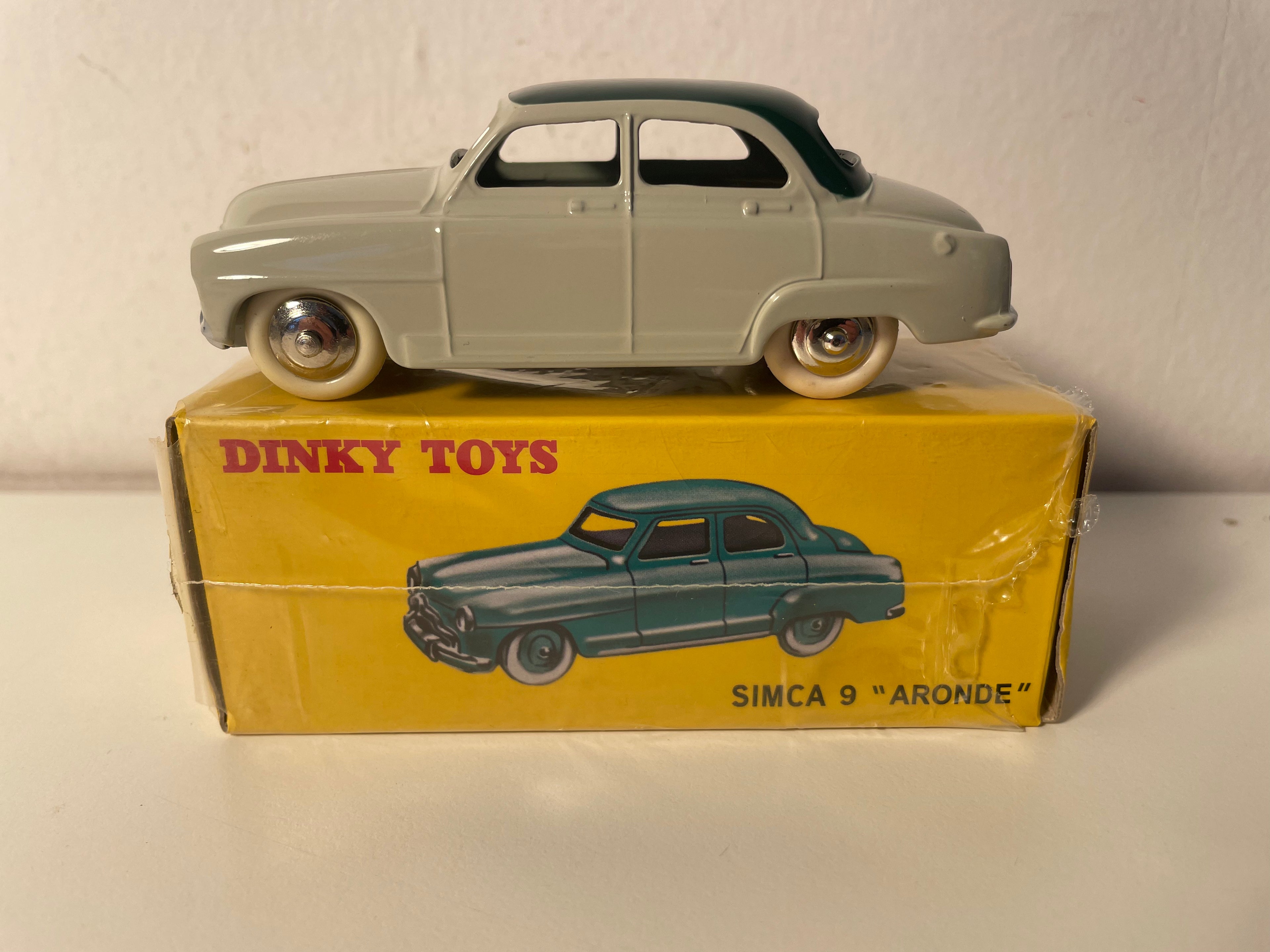Simca 9 Aronde gris con techo verde - Dinky-Toys (Ediciones Atlas) - N°24 U