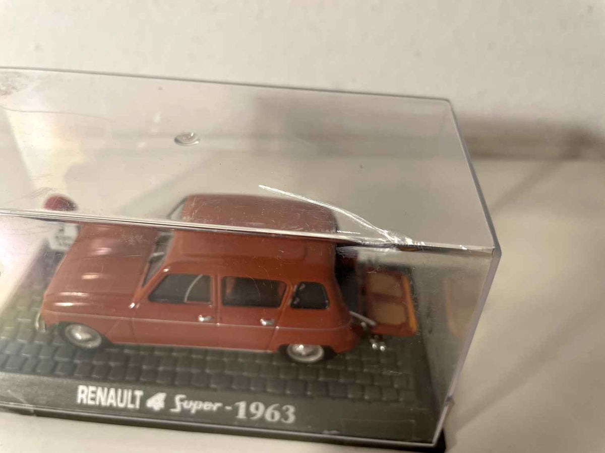 Renault 4 Super brązowy z 1963 roku (otwarta klapa)
