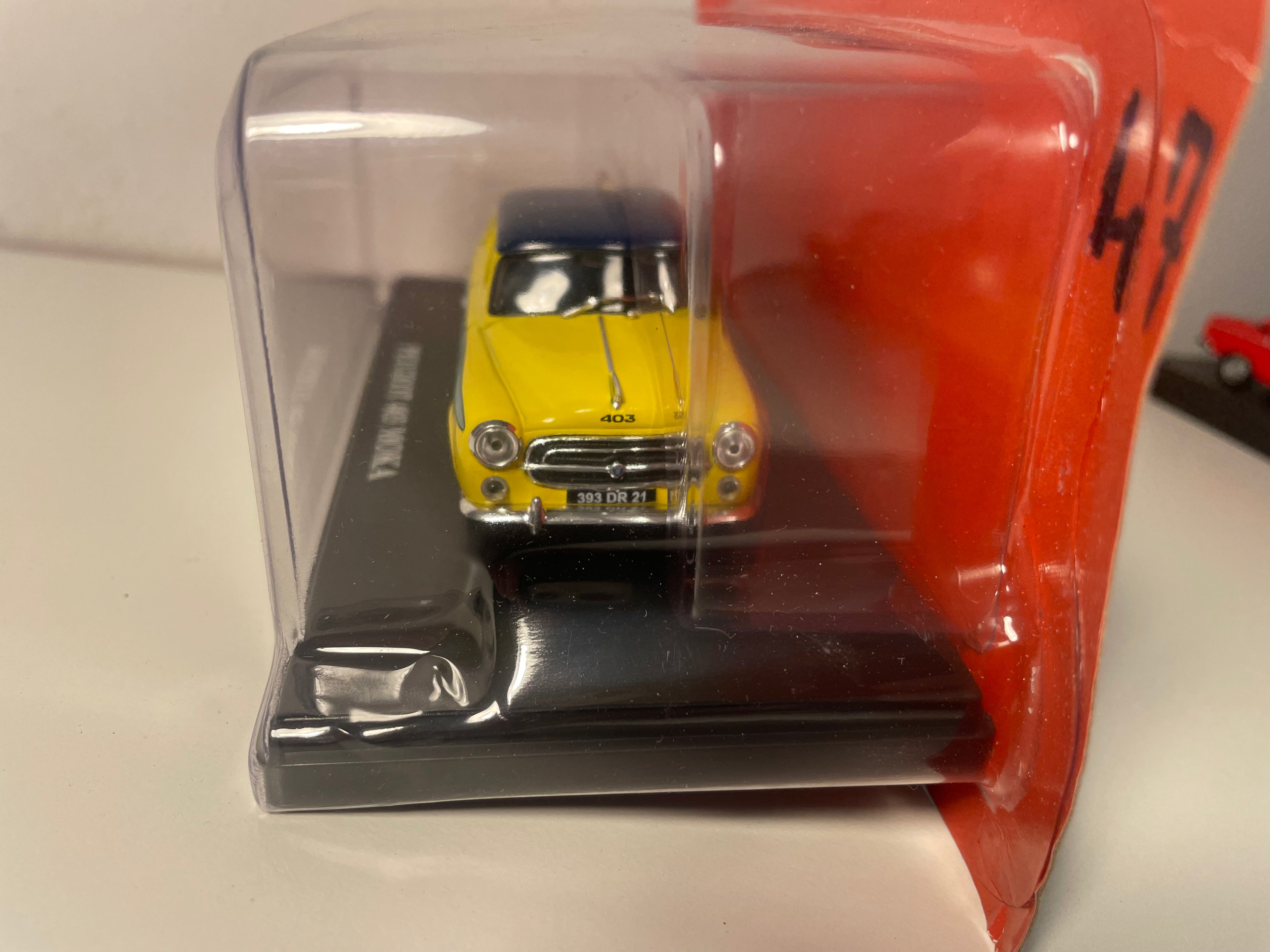 Peugeot 403 Geel en Blauw met MOKA - SEB Adverteren (koffiezetapparaten)