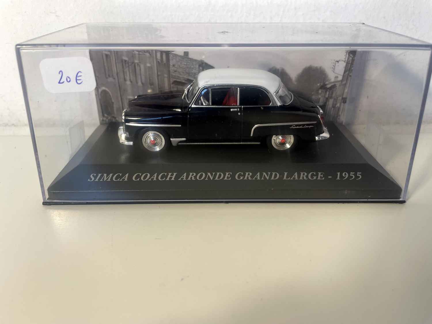 SIMCA Coach Aronde gran techo blanco y negro de 1955