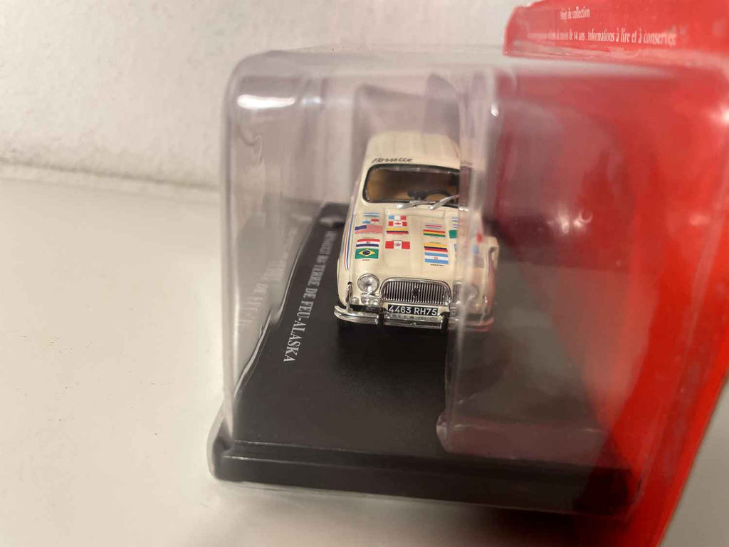 Renault R4 Tierra del Fuego-Alaska beige con bandiere sul cofano
