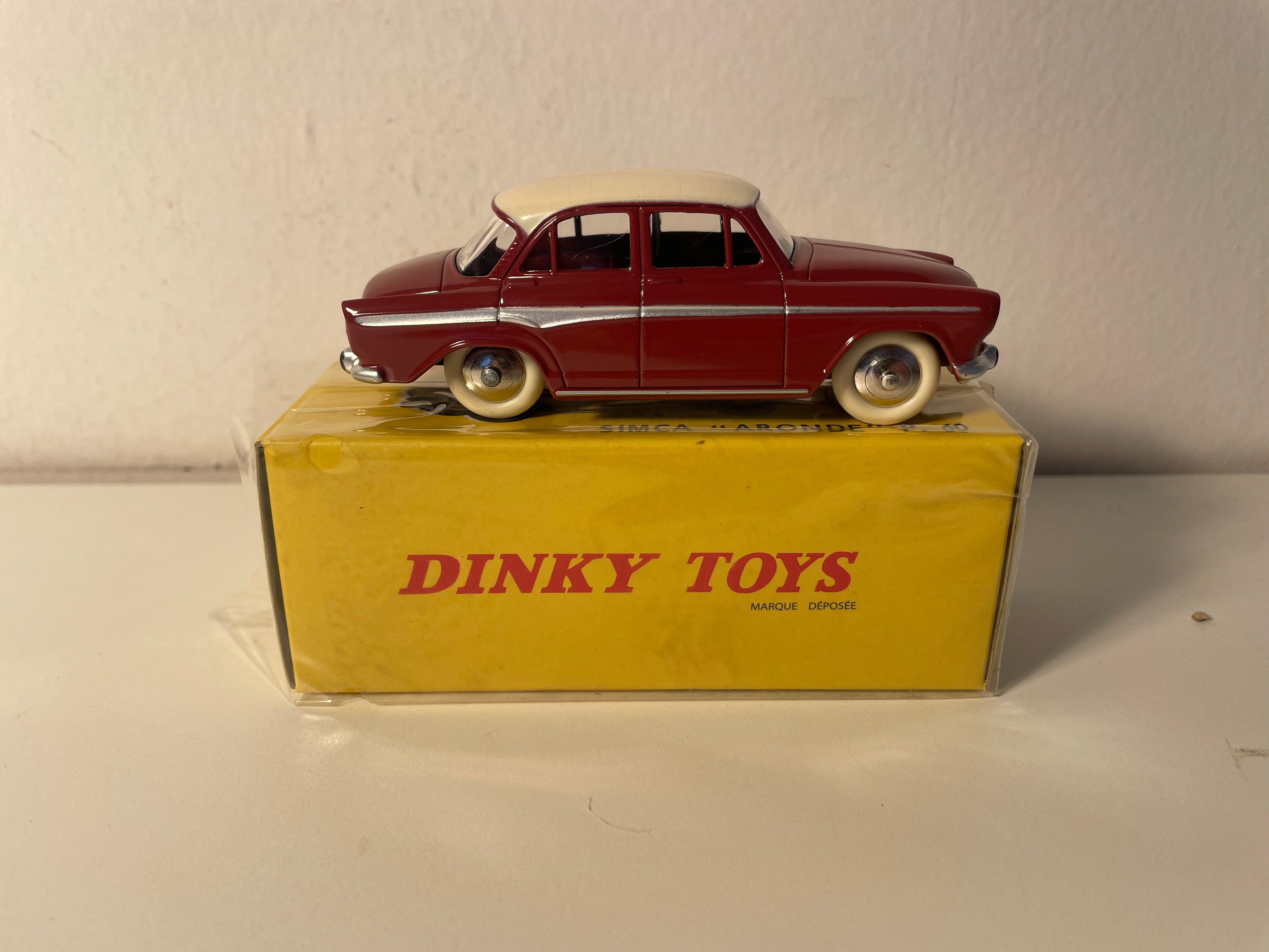 Simca Aronde P60 bordeaux e teto branco - Dinky-Toys (Editions Atlas) - N°544